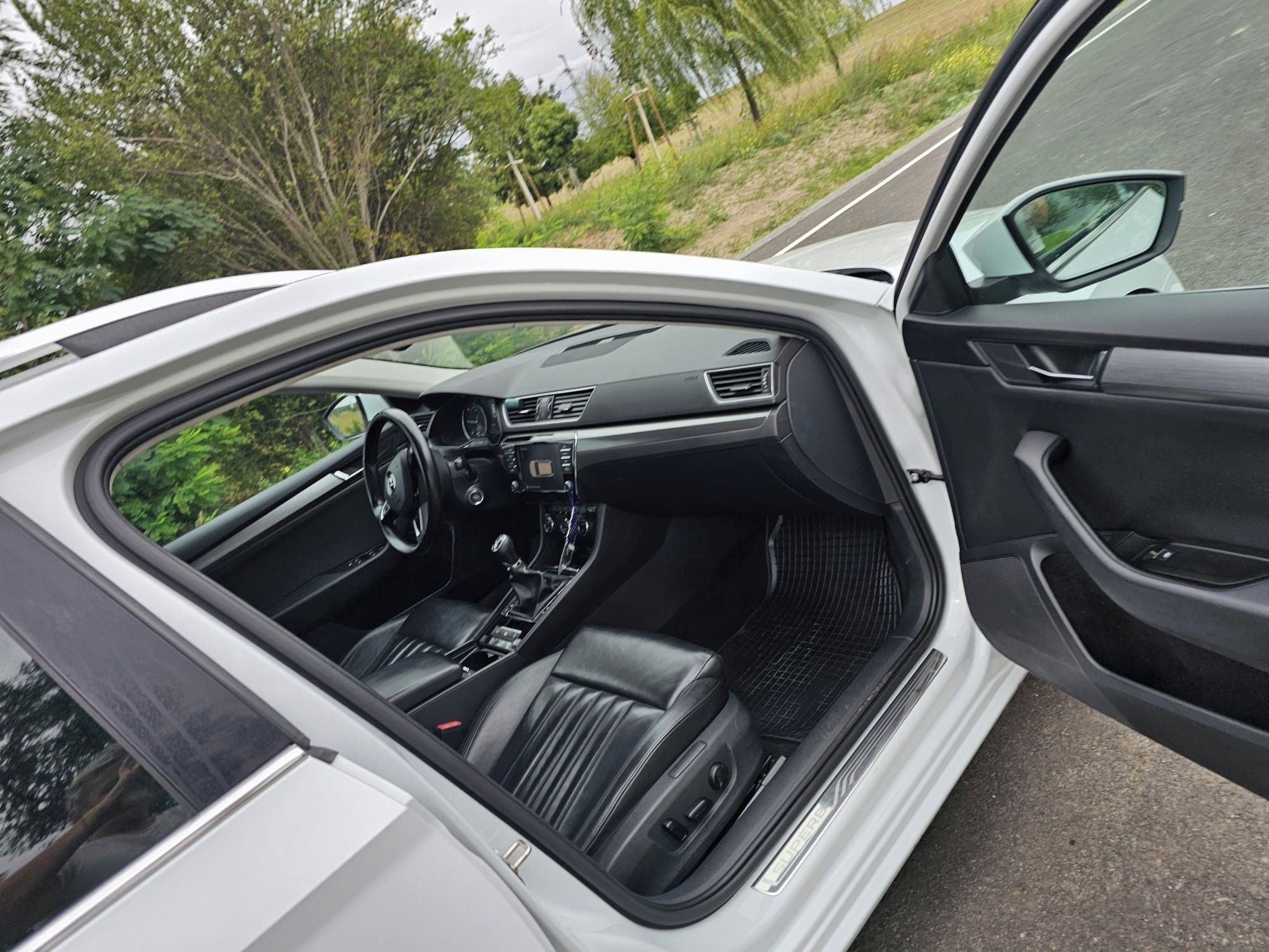 Škoda Superb, 2.0 TDI - fotka 4