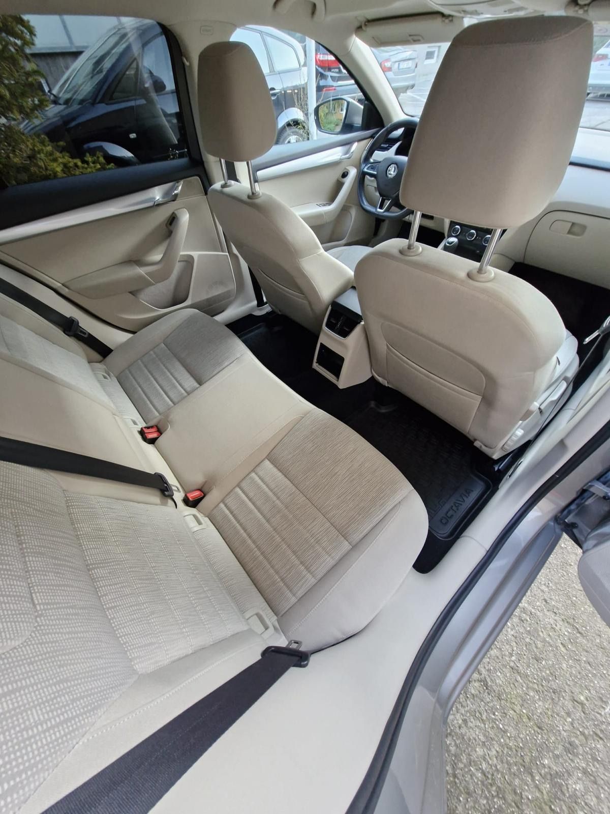 Škoda Octavia, ŠKODA OCTAVIA III COMBI 1.6 TD - fotka 5