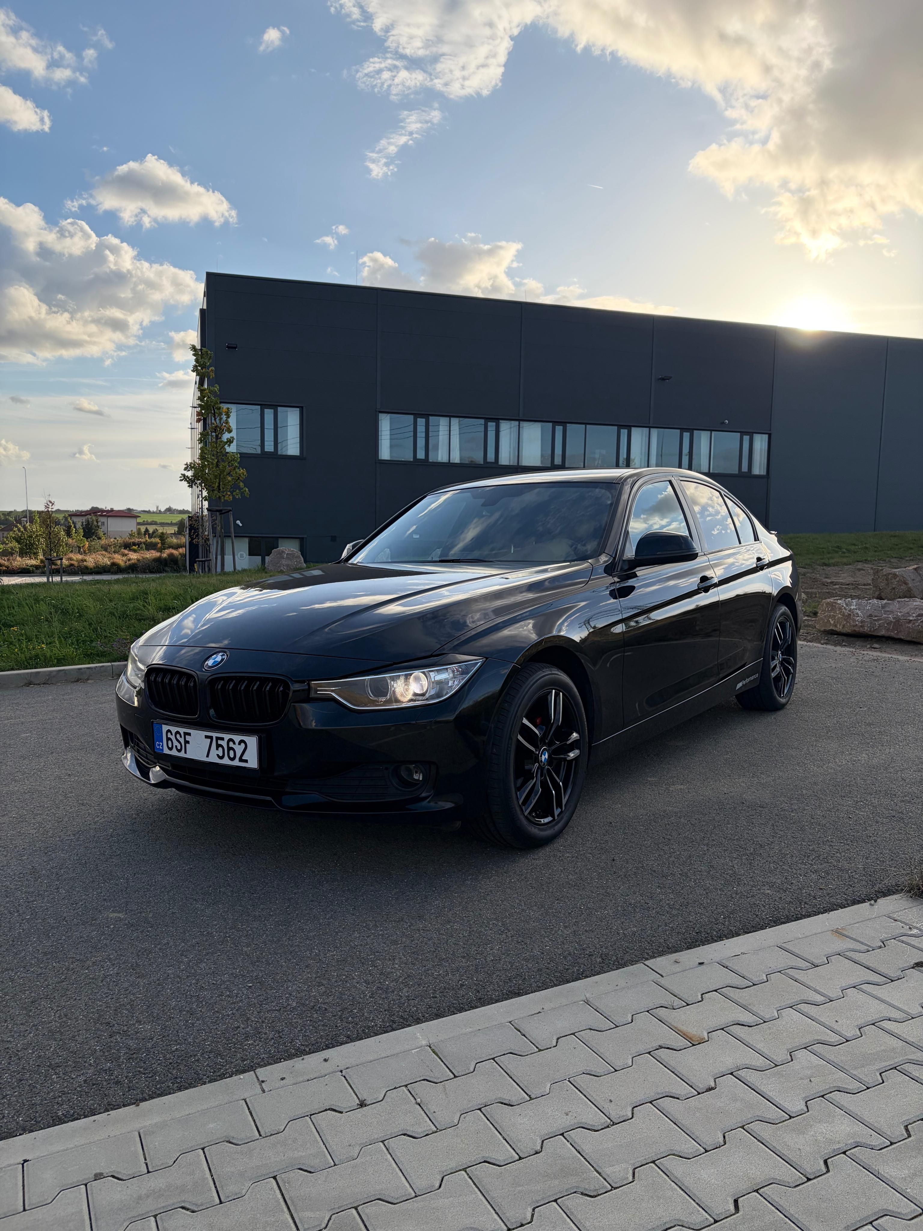 BMW Řada 3, BMW 320d F30 135kW - Garážován - fotka 5