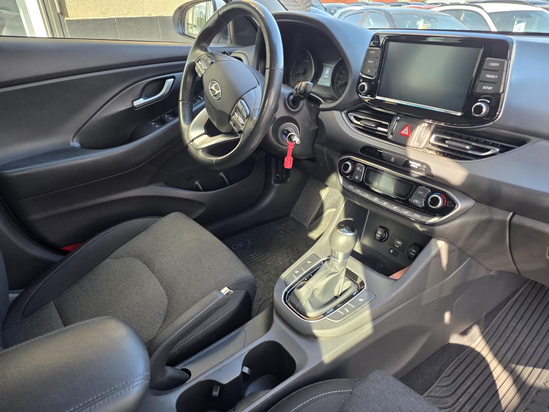 Hyundai i30, 1.6-AUTOMAT-KAMERA-PRAV.SERVIS - fotka 3