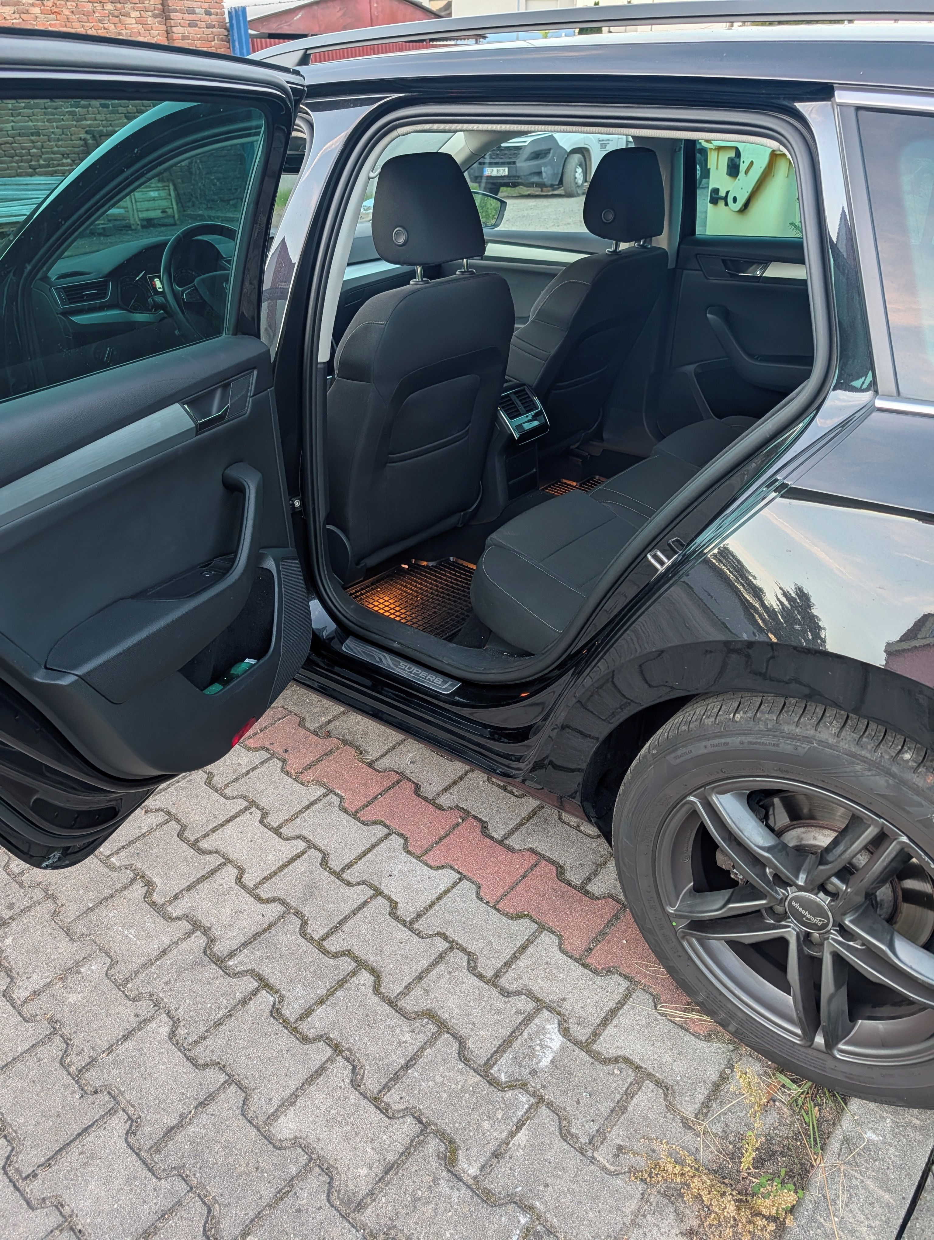 Škoda Superb, 2.0 TDI - fotka 4