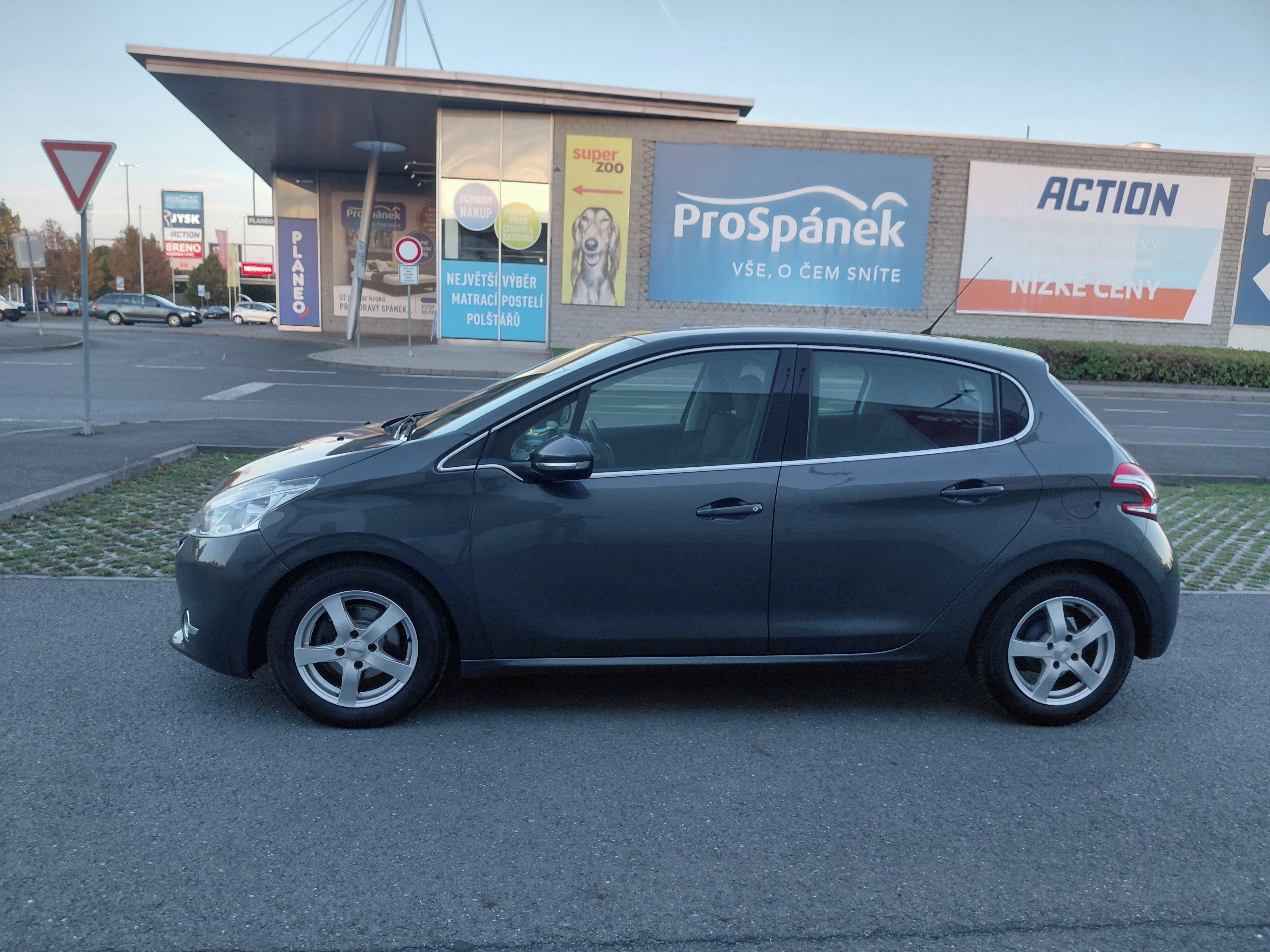 Peugeot 208, 1.2i 2.MAJ,PĚKNÉ+ZIMNÍ KOLA - fotka 4