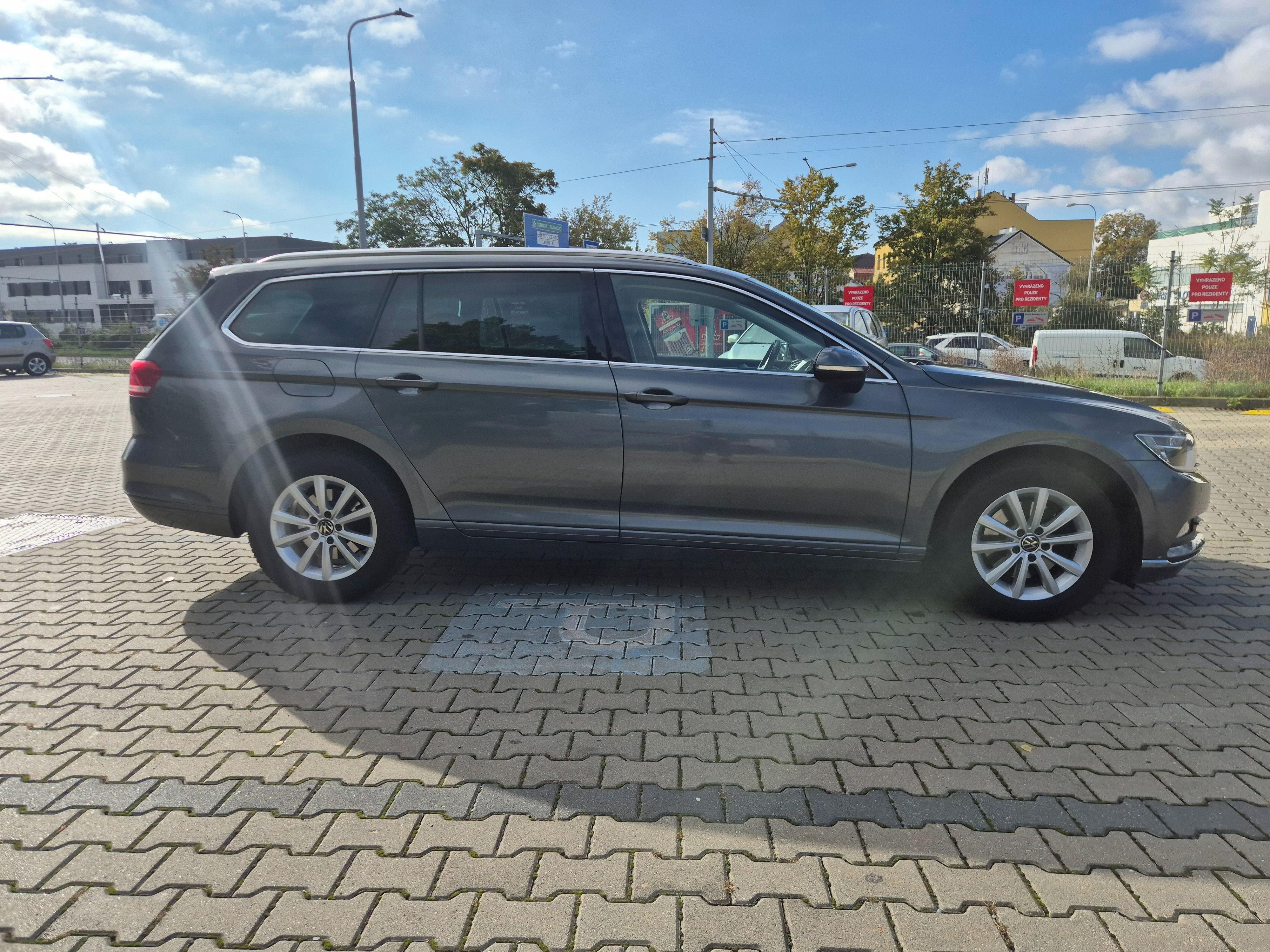 Volkswagen Passat, 2.0TDI 110kw,DSG,výhřev,servis - fotka 2