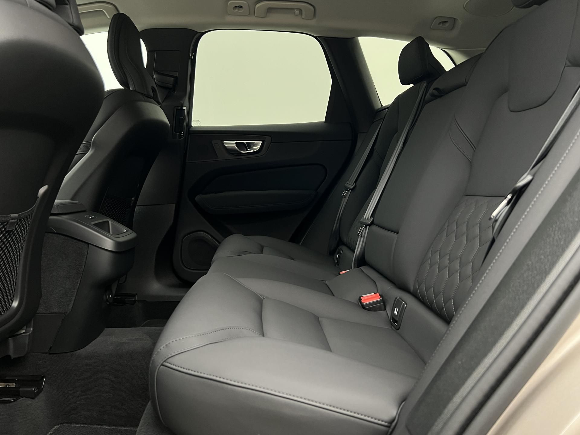 Volvo XC60, B5 AWD DARK PLUS AUT CZ - fotka 6