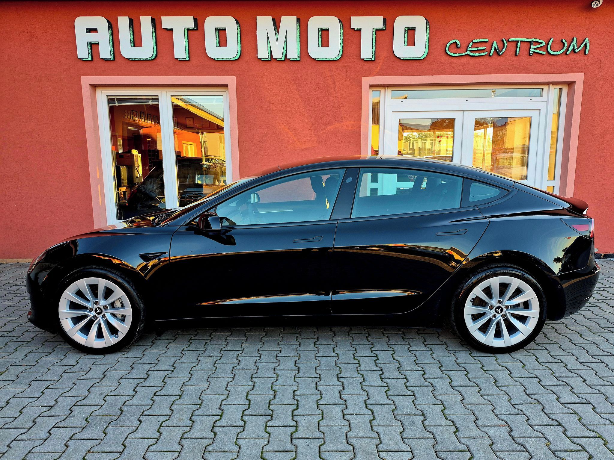 Tesla Model 3, Long Range Dual Motor 366 kW - fotka 2