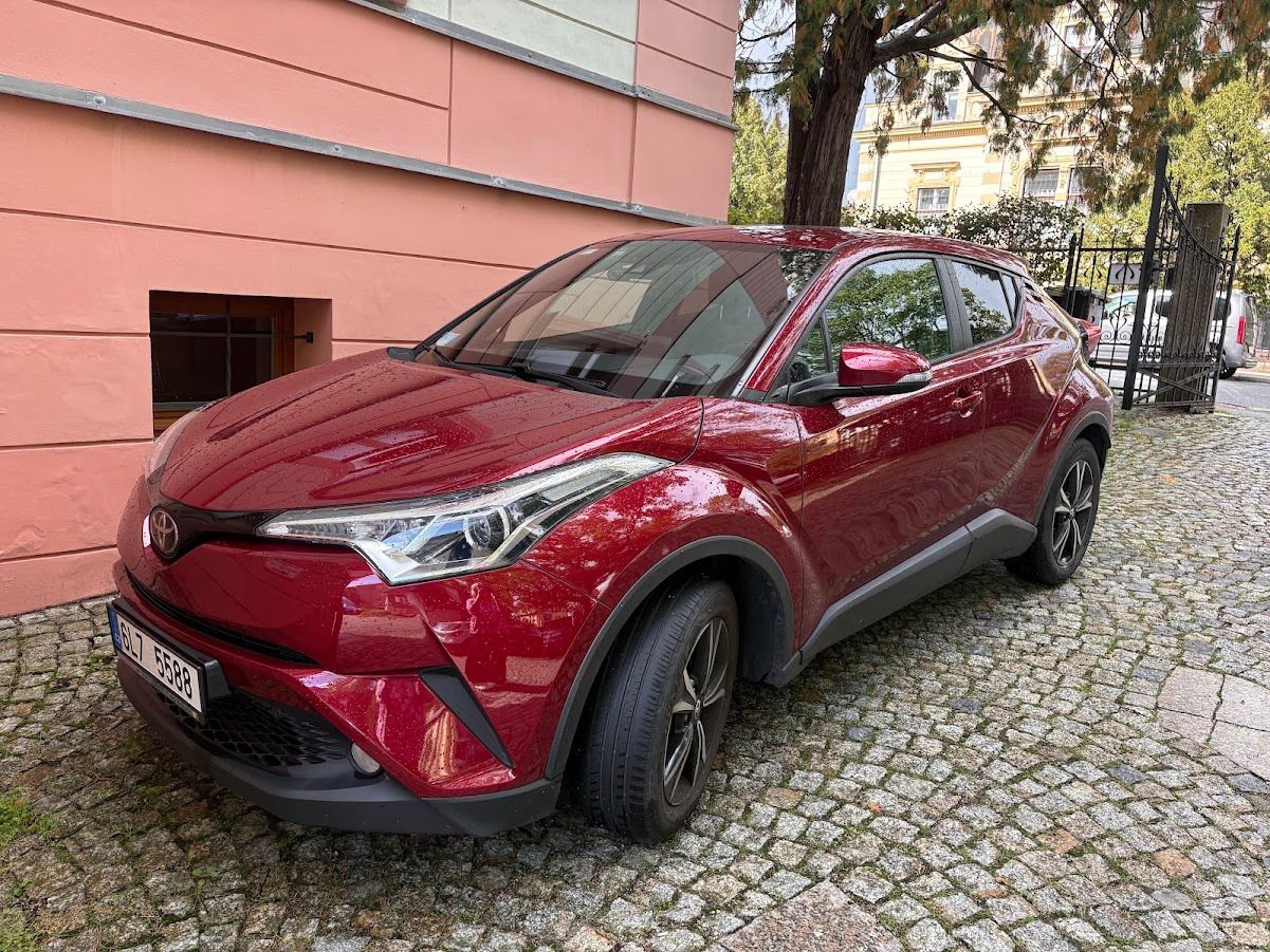 Toyota C-HR, Krásná červená Toyota CHR