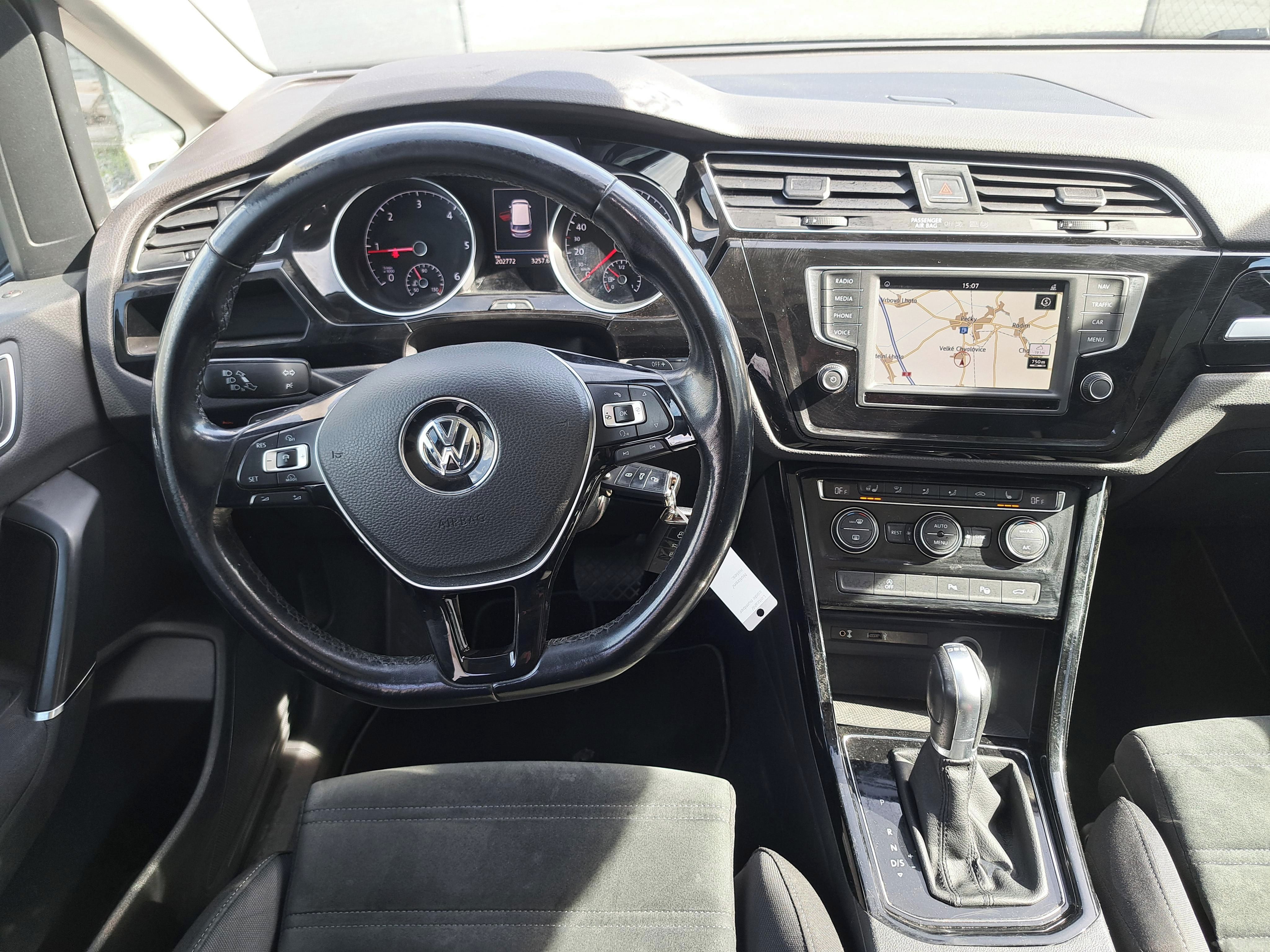 Volkswagen Touran, 110 kW, HIGHLINE, DSG, LED - fotka 6