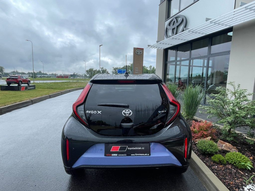 Toyota Aygo, 1.5 Hybrid automat Style - fotka 5