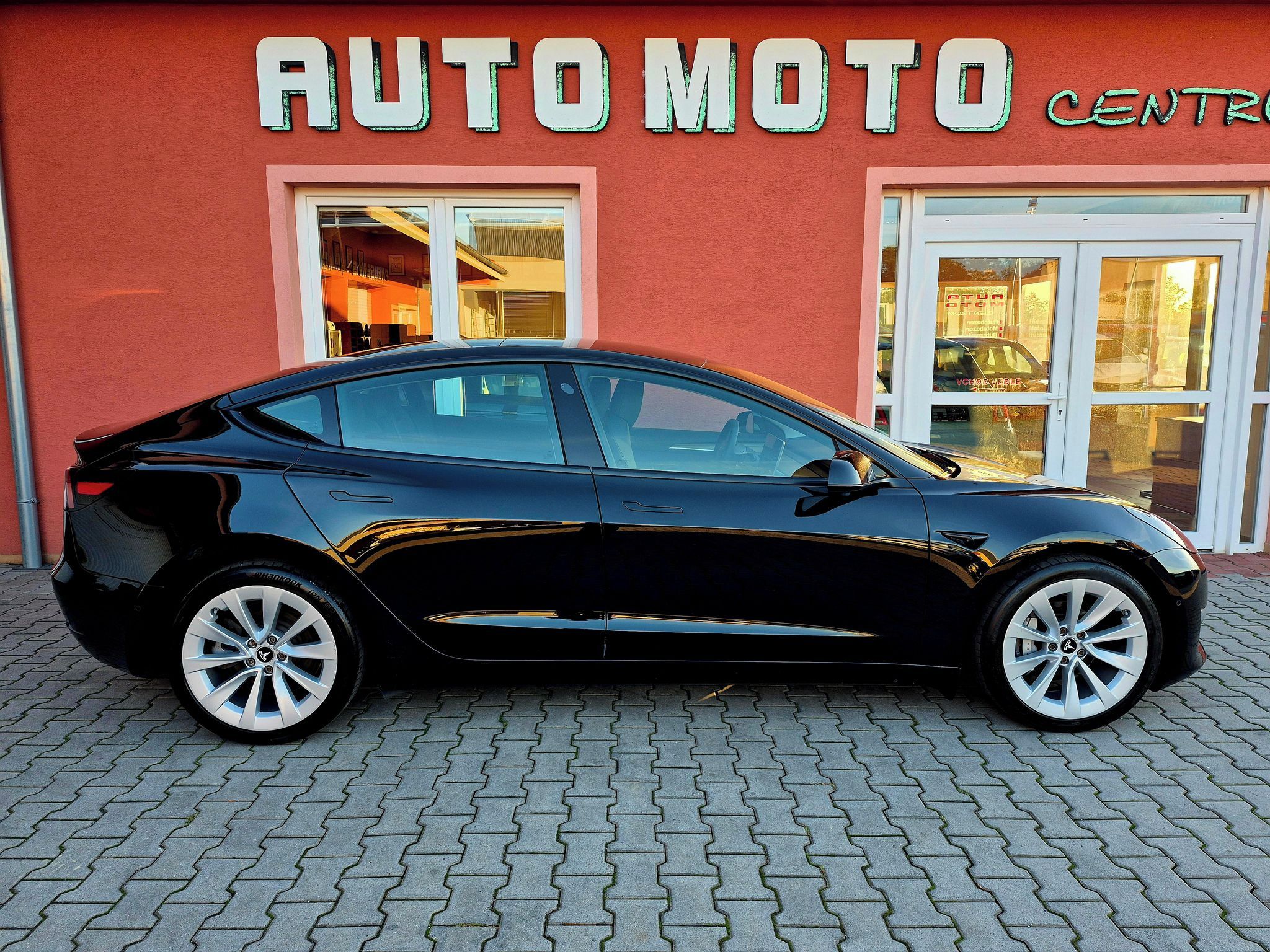 Tesla Model 3, Long Range Dual Motor 366 kW - fotka 5