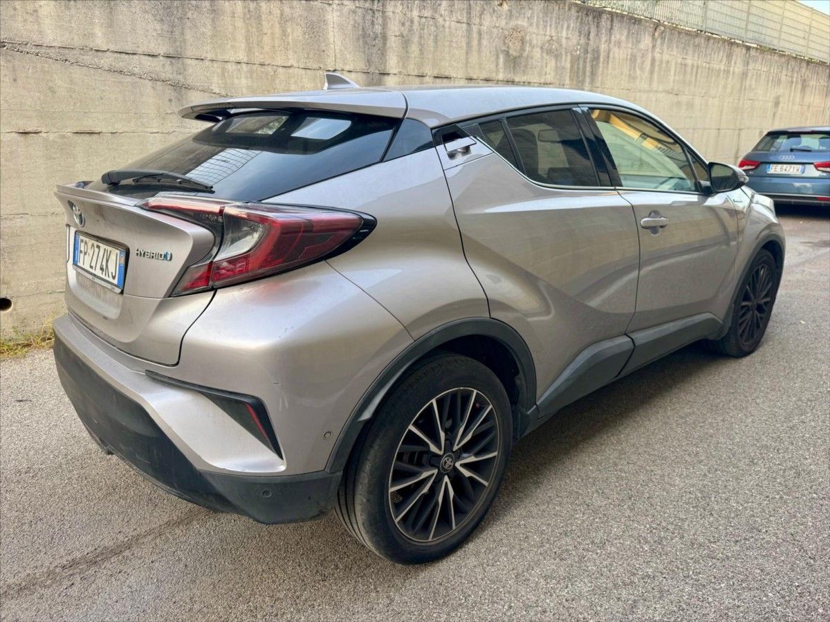 Toyota C-HR, 1,8 i 72kw Hybrid e-CVT - fotka 3