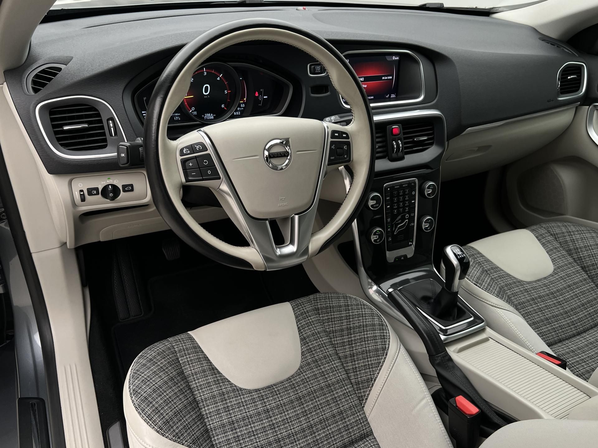 Volvo V40, D2 MOMENTUM MAN - fotka 4