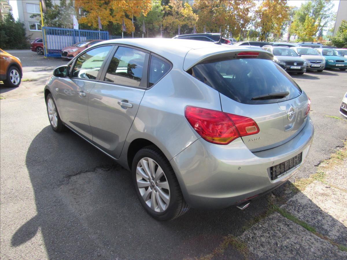Opel Astra, 1,4 Turbo 103kW - fotka 4