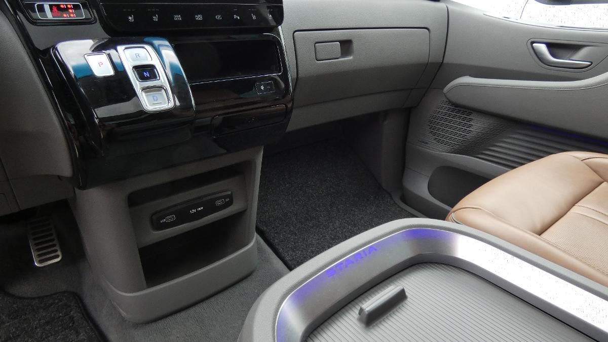 Hyundai Staria, 2.2 CRDi Luxury 4x4 Auto - fotka 6