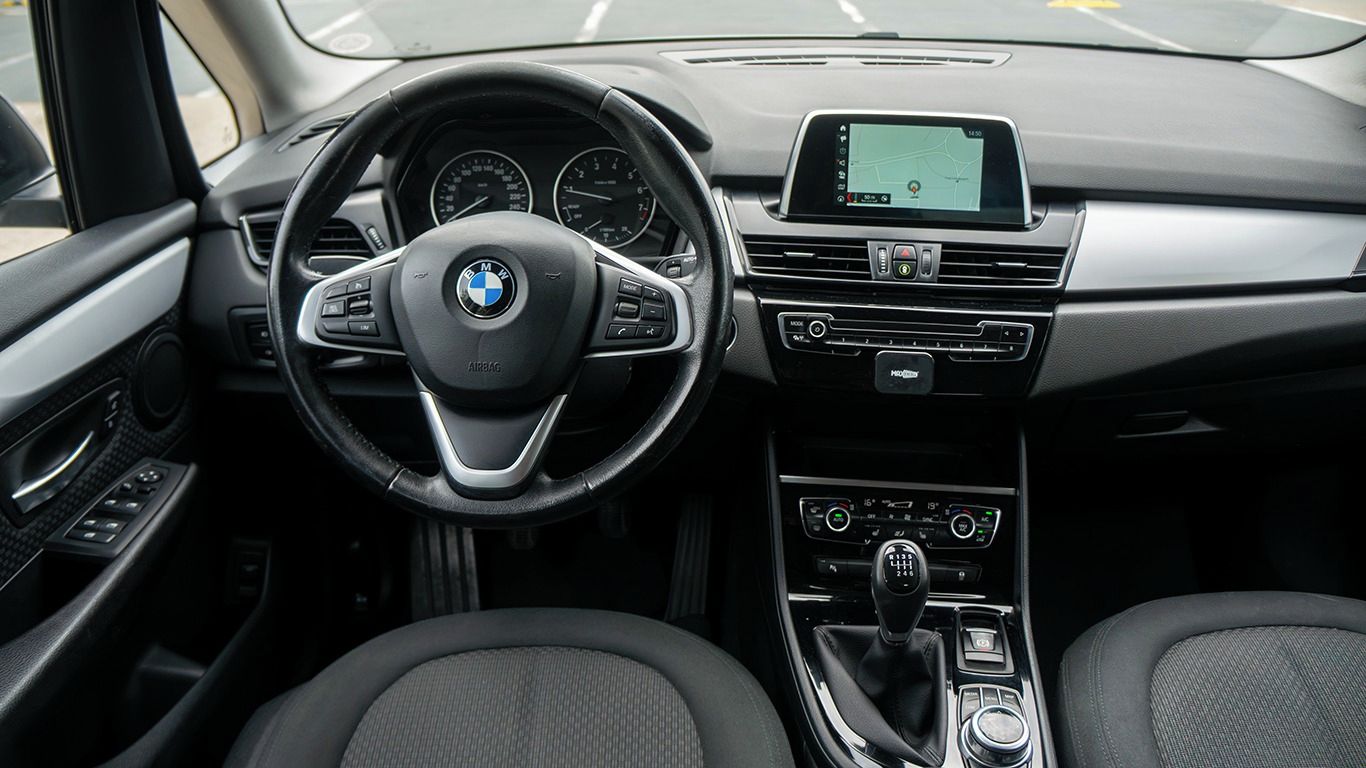 BMW Řada 2, 220i Active Tourer Advantage - fotka 6