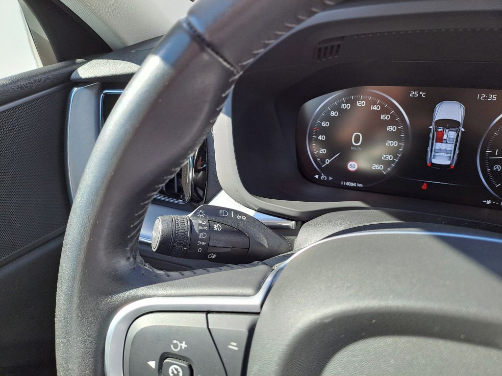 Volvo XC60, Momentum Pro B4 AWD 145kW - fotka 4