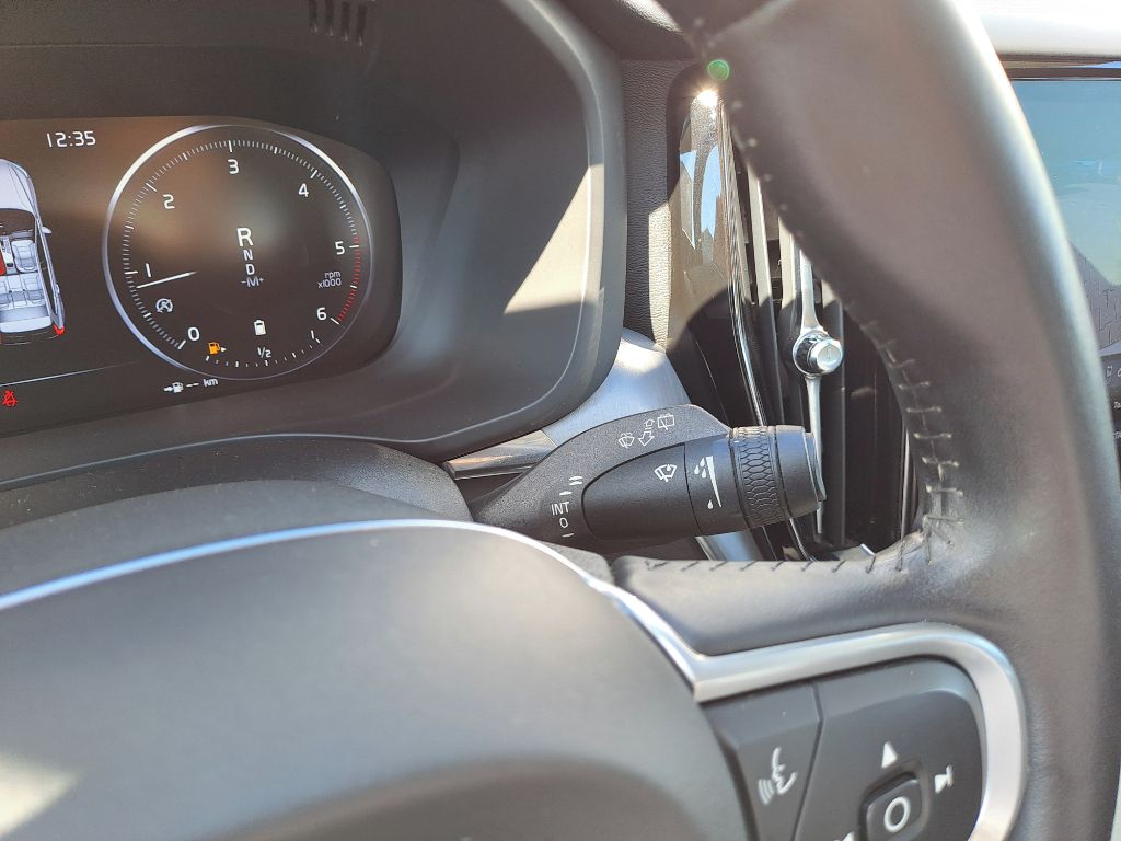 Volvo XC60, Momentum Pro B4 AWD 145kW - fotka 2