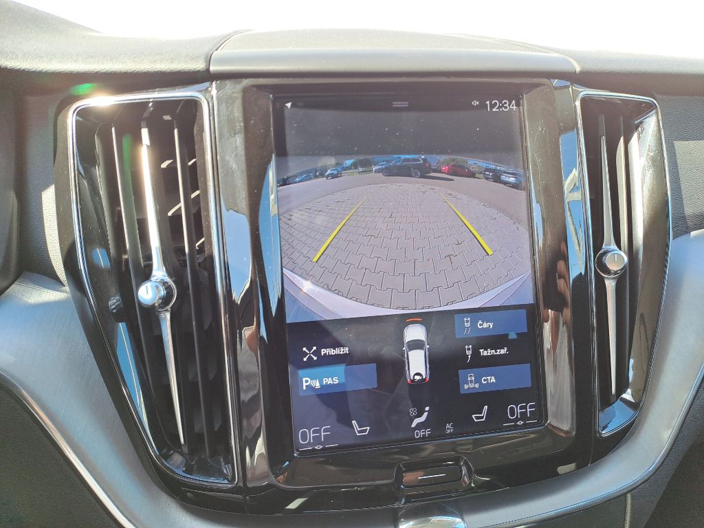 Volvo XC60, Momentum Pro B4 AWD 145kW - fotka 5