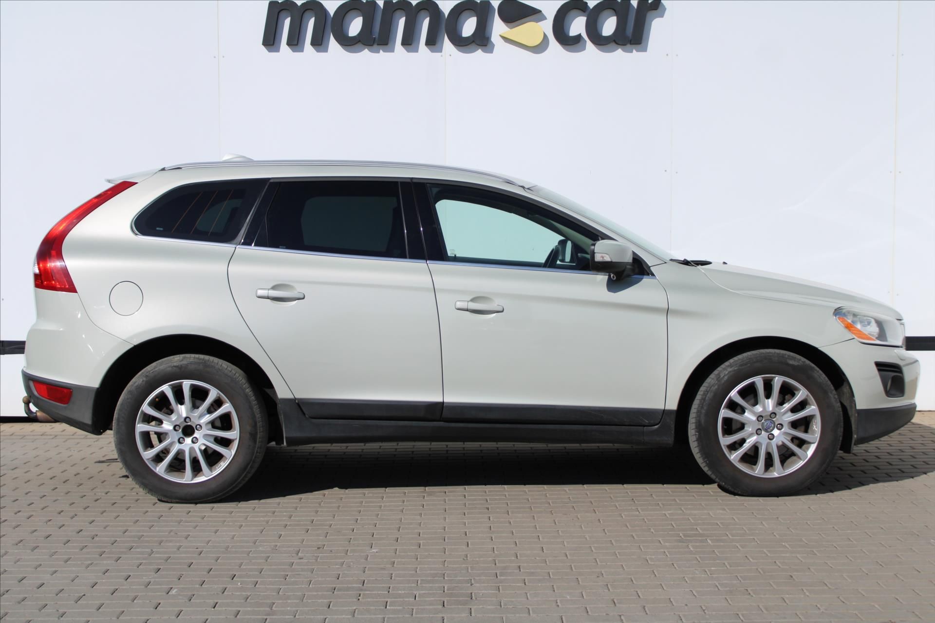 Volvo XC60, 3.2i AWD SUMMUM ČR - fotka 2