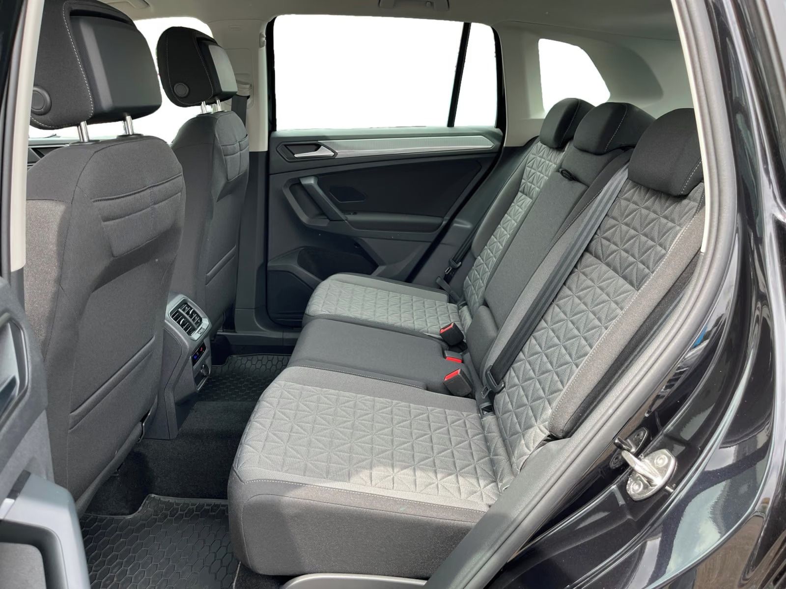 Volkswagen Tiguan, 2.0 TDI Life*360° kamera*Navi* - fotka 5