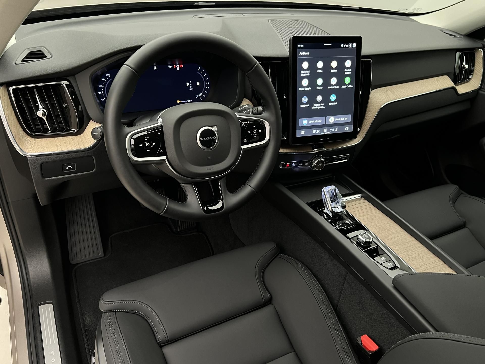 Volvo XC60, B5 AWD DARK PLUS AUT CZ - fotka 4