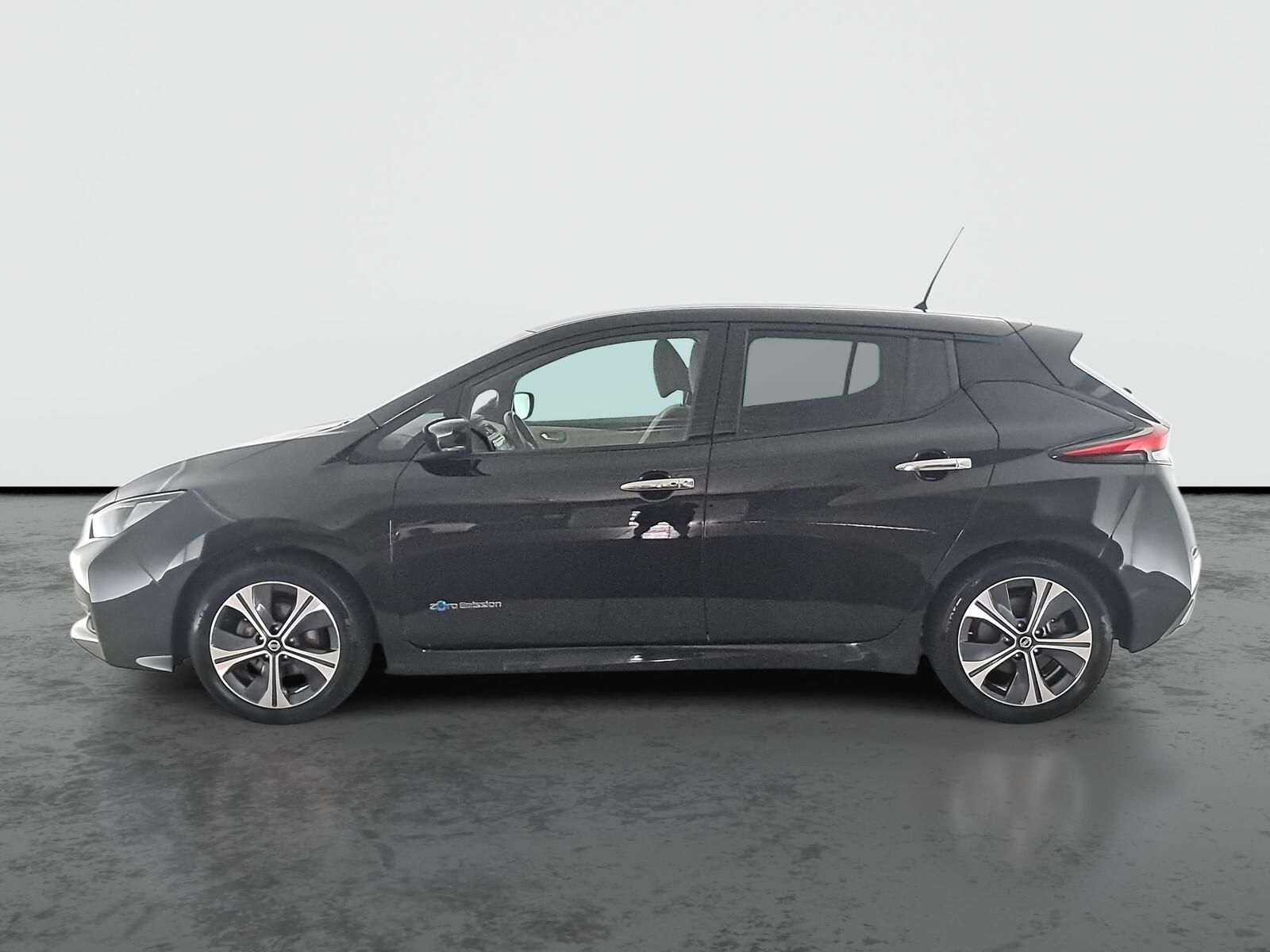 Nissan LEAF, 40 kWh, SoH 80%, Automat - fotka 3