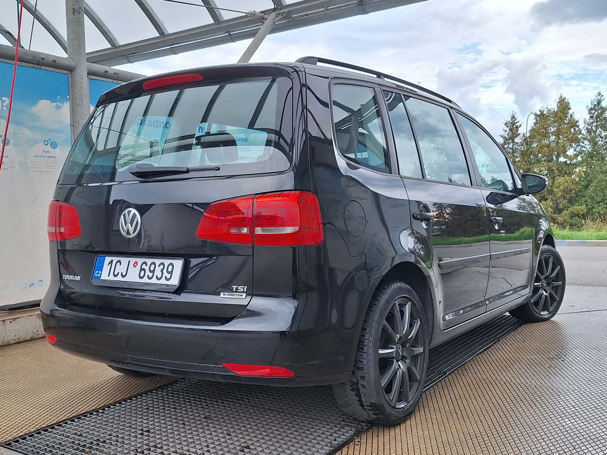 Volkswagen Touran, rok 2015 1,2 TSI výborný stav - fotka 4