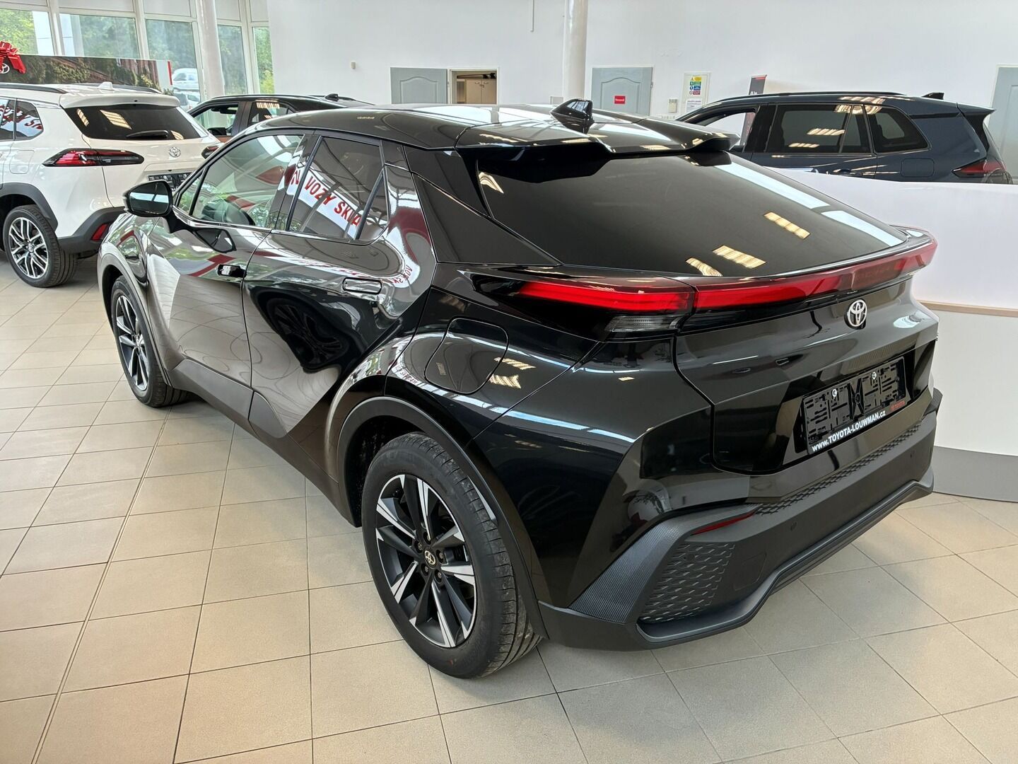 Toyota C-HR, Style 1,8 Hybrid + Zimní - fotka 2