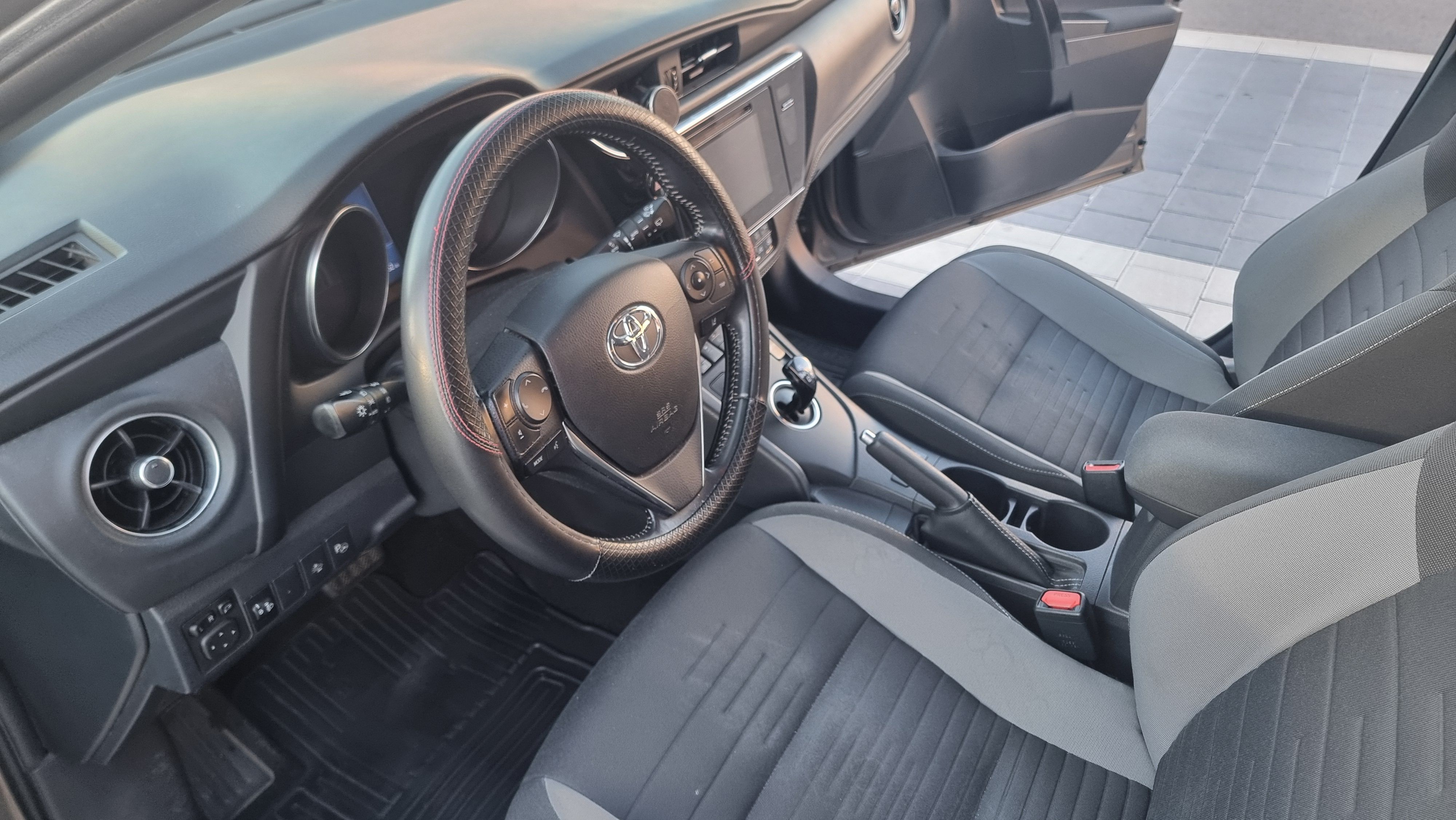 Toyota Auris, 1.8 Hybrid Executive, Automat - fotka 4