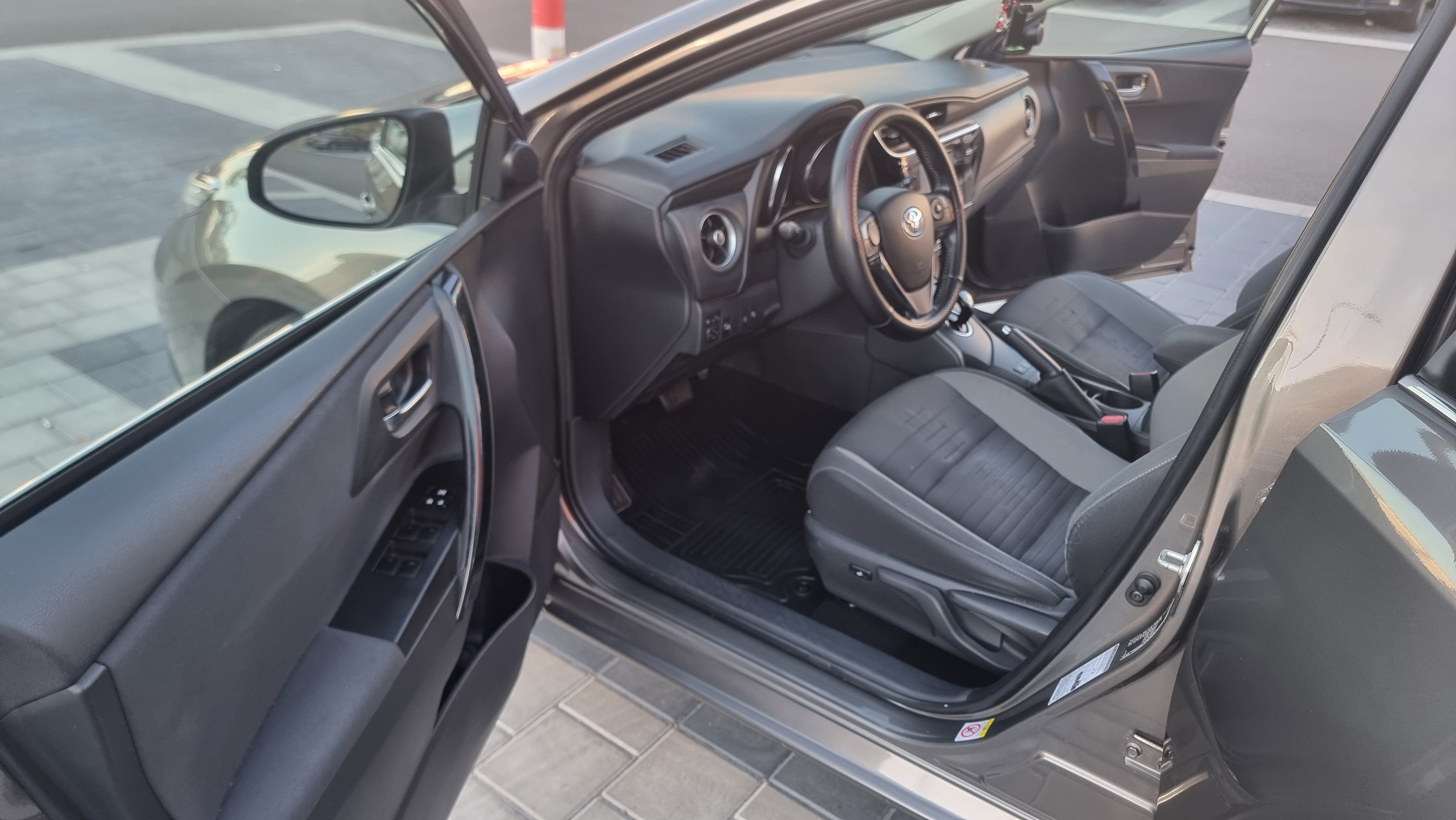 Toyota Auris, 1.8 Hybrid Executive, Automat - fotka 5