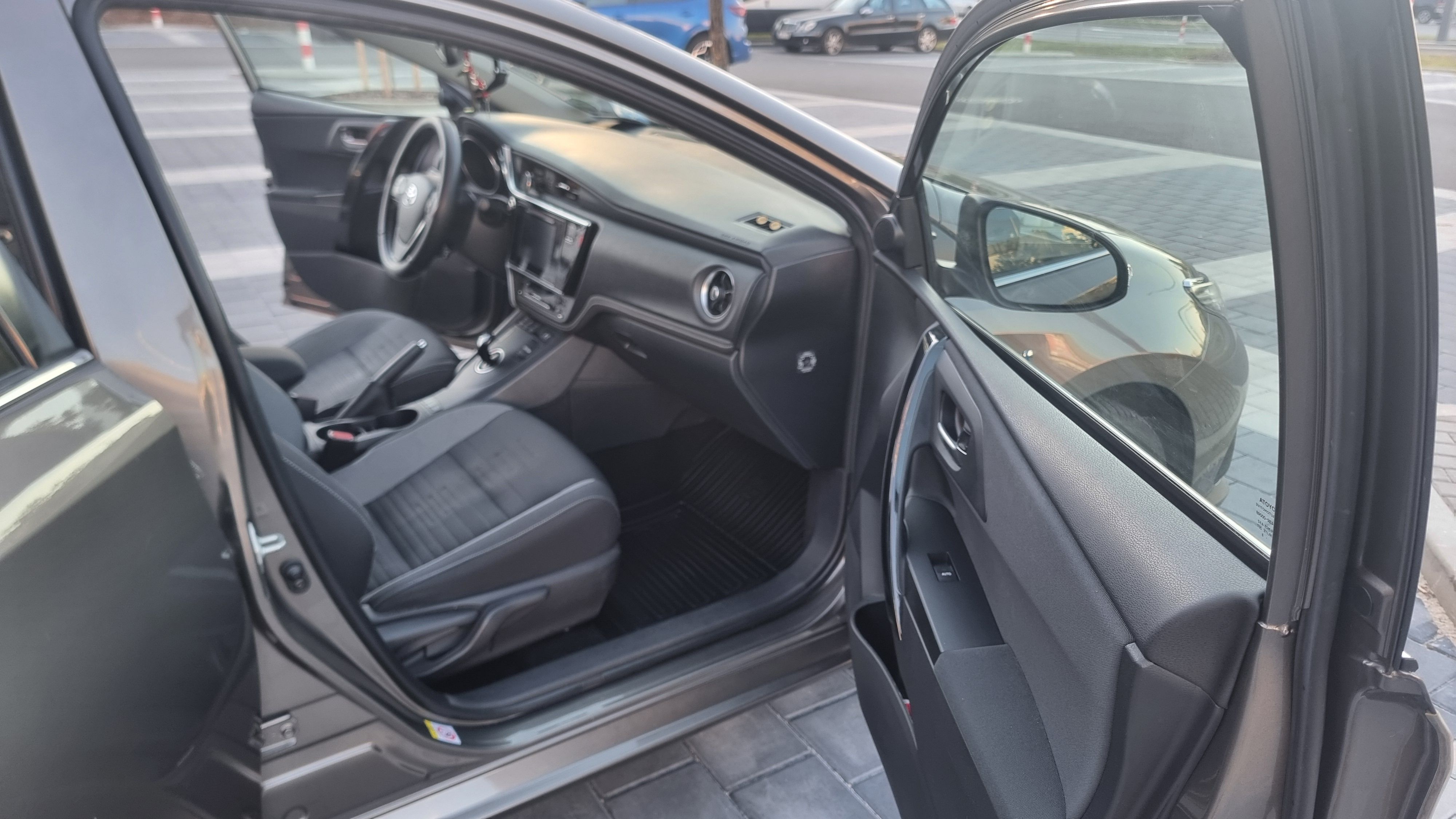 Toyota Auris, 1.8 Hybrid Executive, Automat - fotka 6
