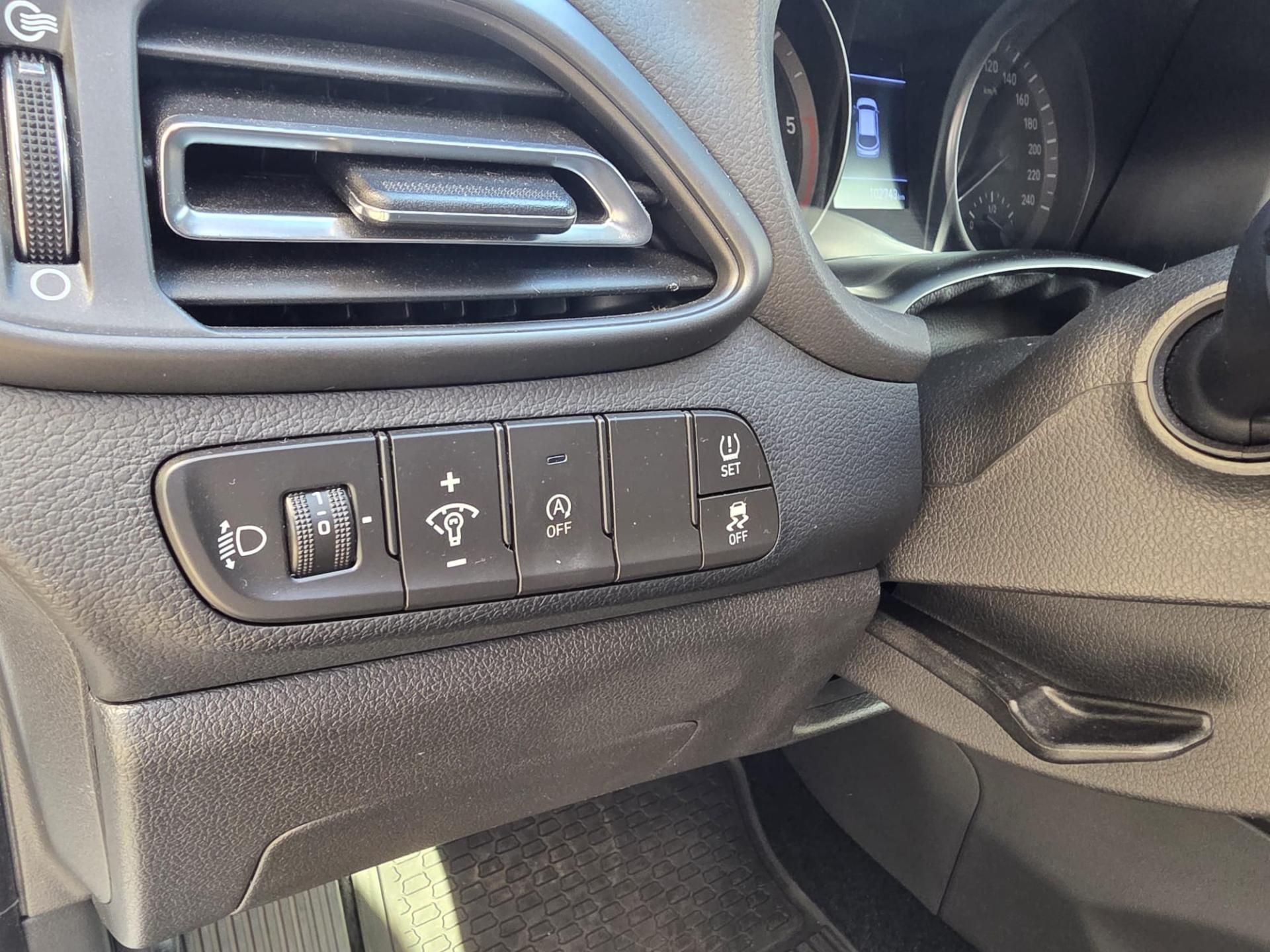 Hyundai i30, 1.6-AUTOMAT-KAMERA-PRAV.SERVIS - fotka 6