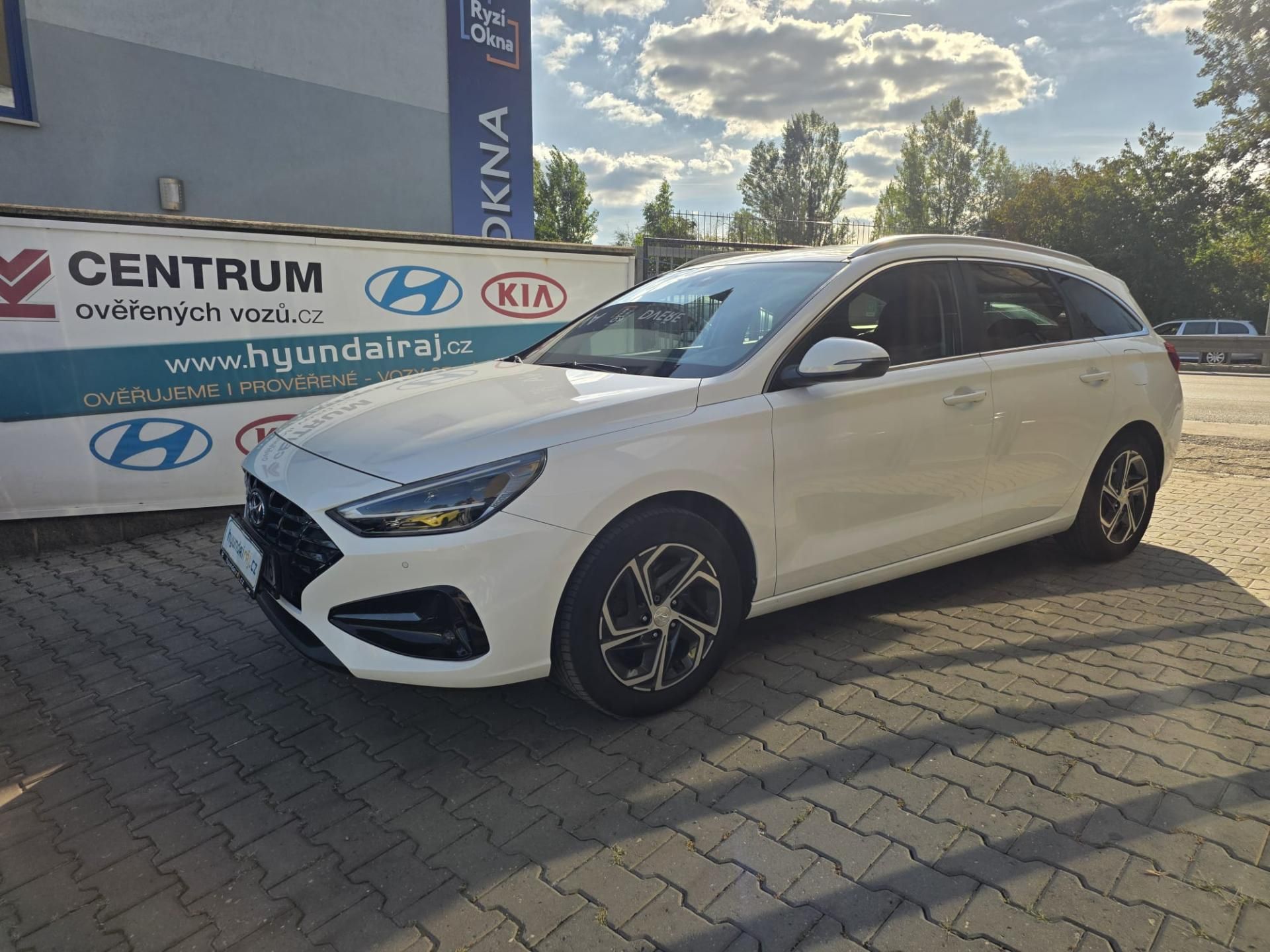 Hyundai i30, 1.6-AUTOMAT-KAMERA-PRAV.SERVIS - fotka 2