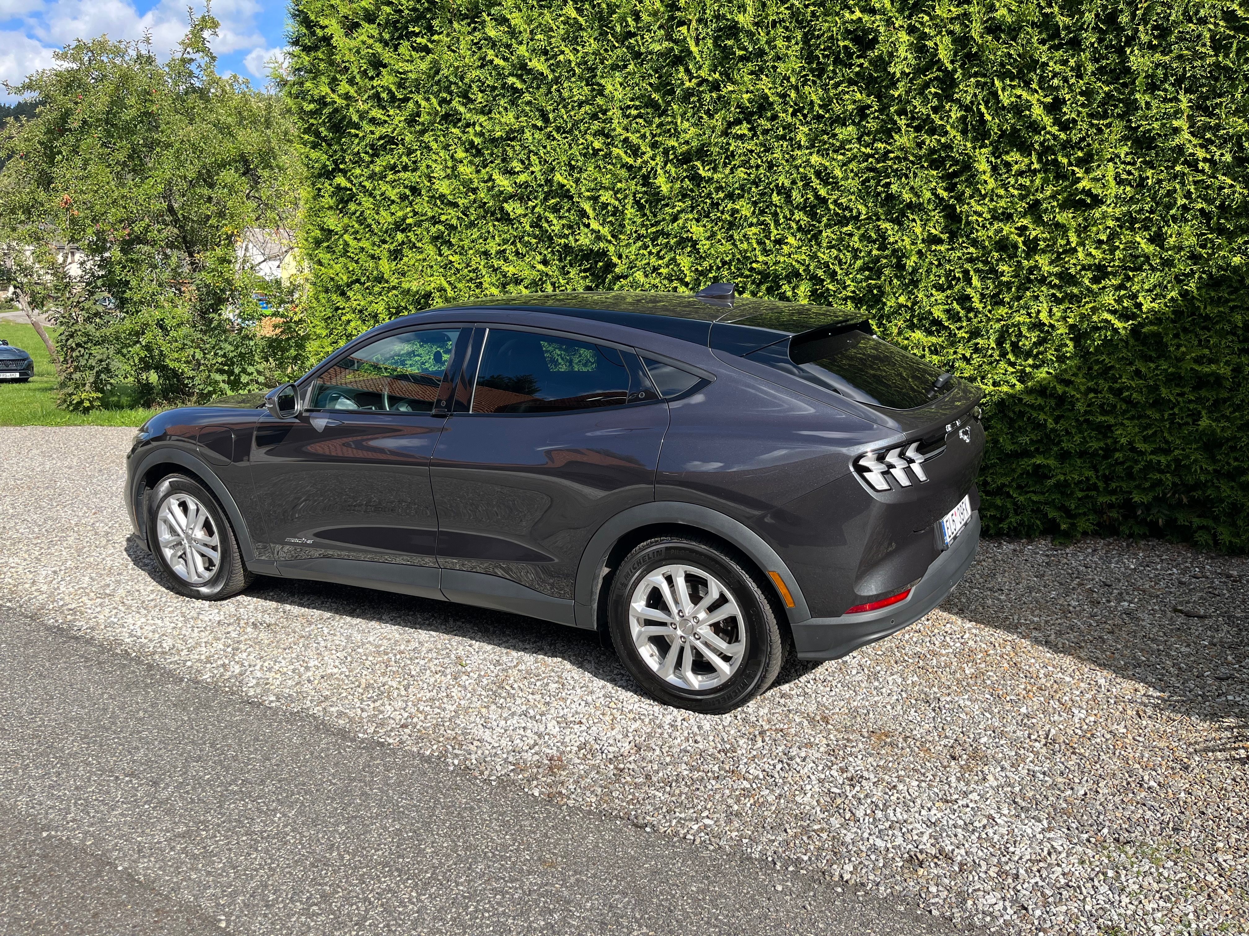 Ford Mustang Mach-E, SR 75kwh 93 % SOH  2 sady kol - fotka 4
