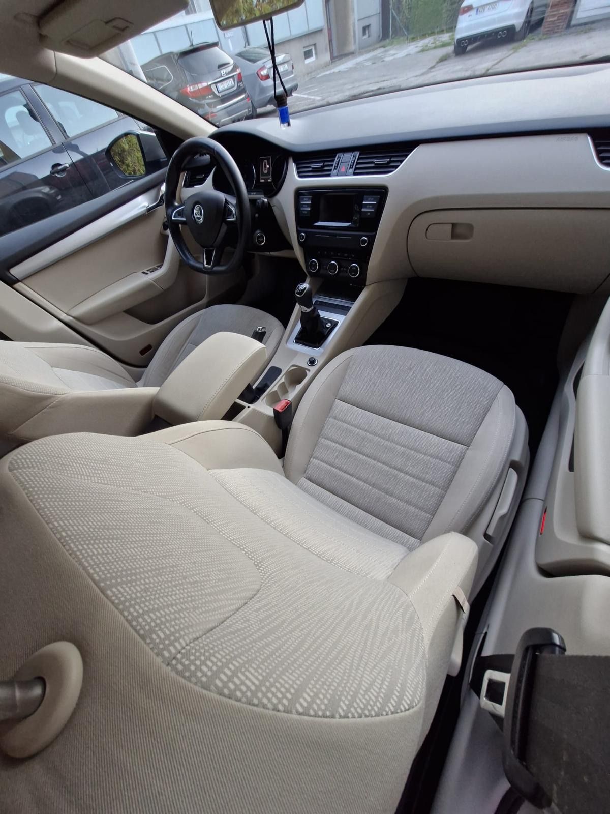 Škoda Octavia, ŠKODA OCTAVIA III COMBI 1.6 TD - fotka 6