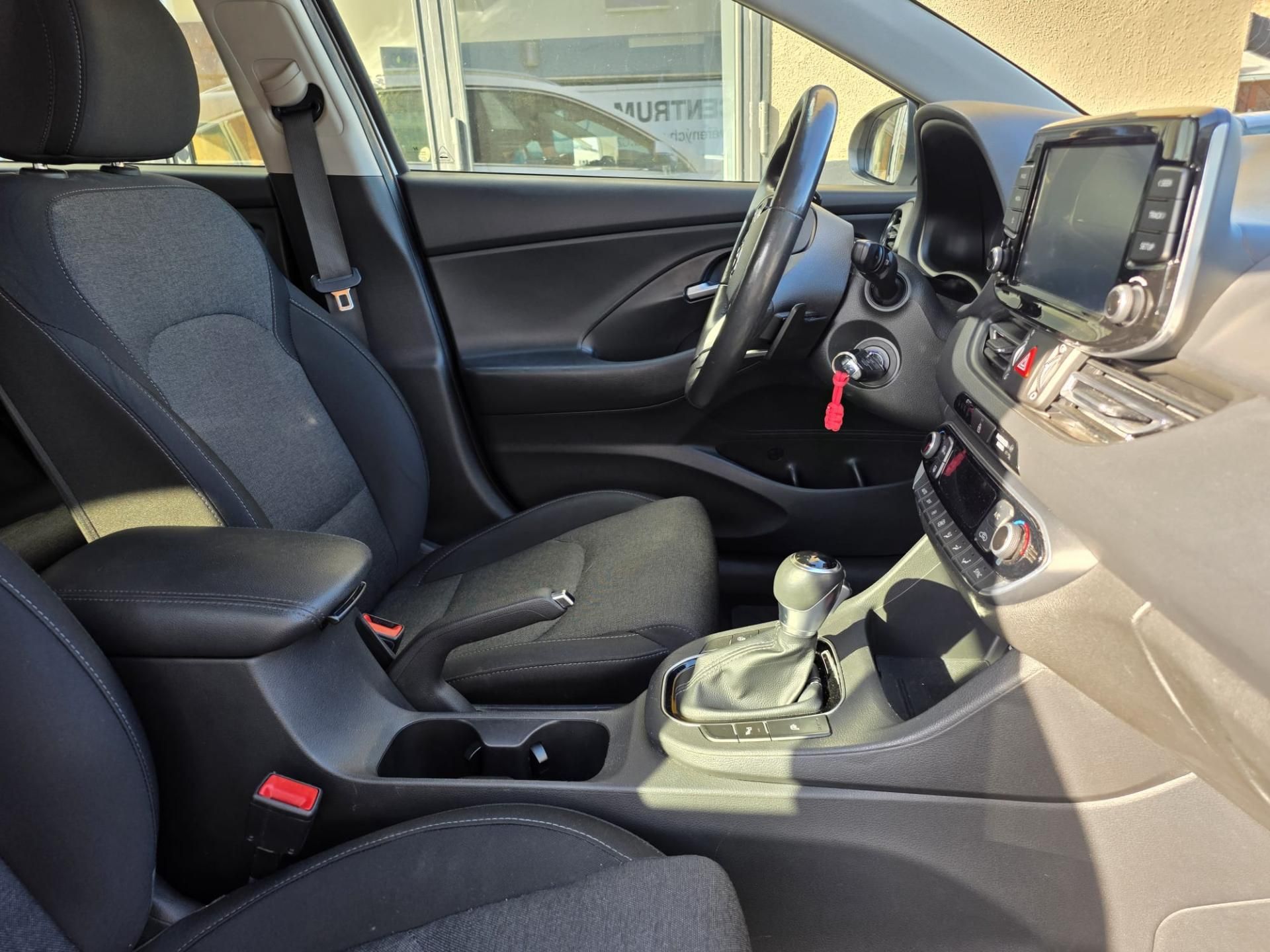 Hyundai i30, 1.6-AUTOMAT-KAMERA-PRAV.SERVIS - fotka 4