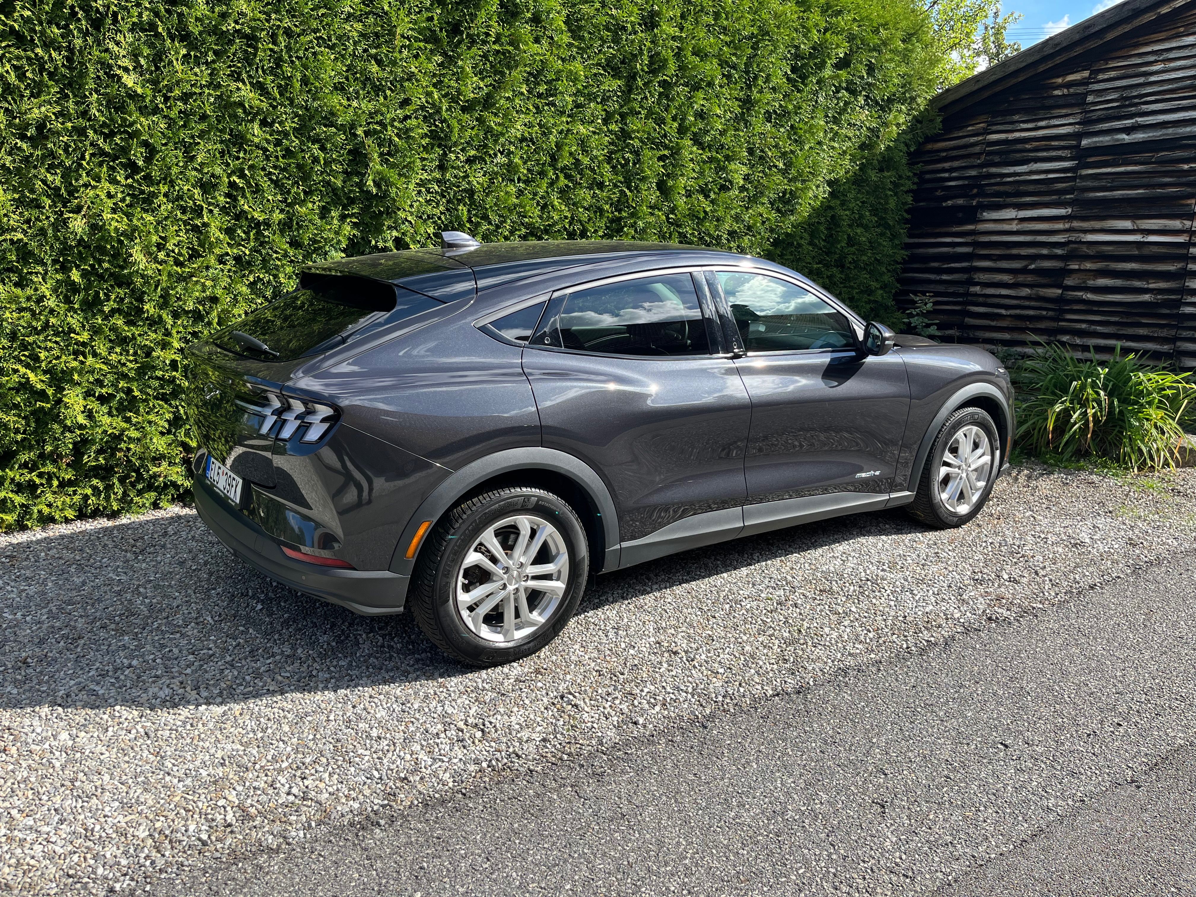 Ford Mustang Mach-E, SR 75kwh 93 % SOH  2 sady kol - fotka 3