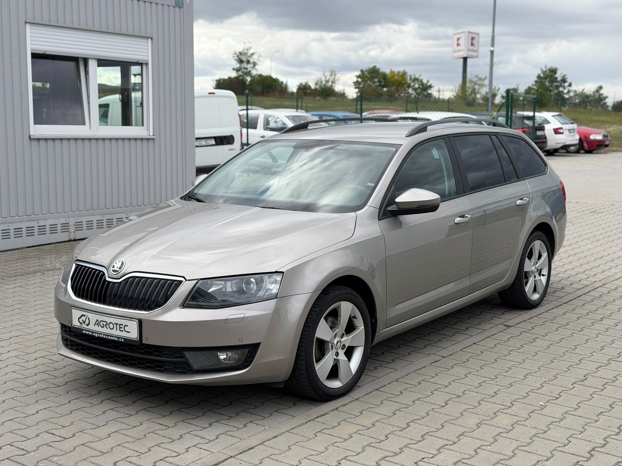 Škoda Octavia, 2.0 TDI 110 kW Elegance Combi - fotka 3