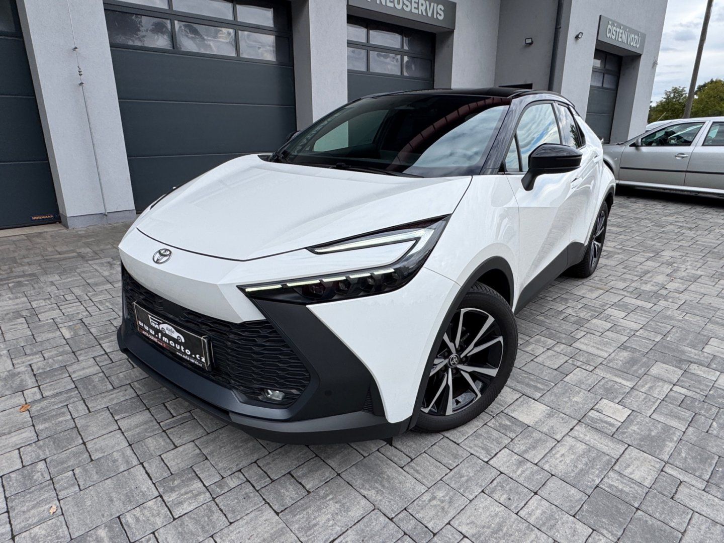 Toyota C-HR, 1.8 Hybrid 140k Executive - fotka 2