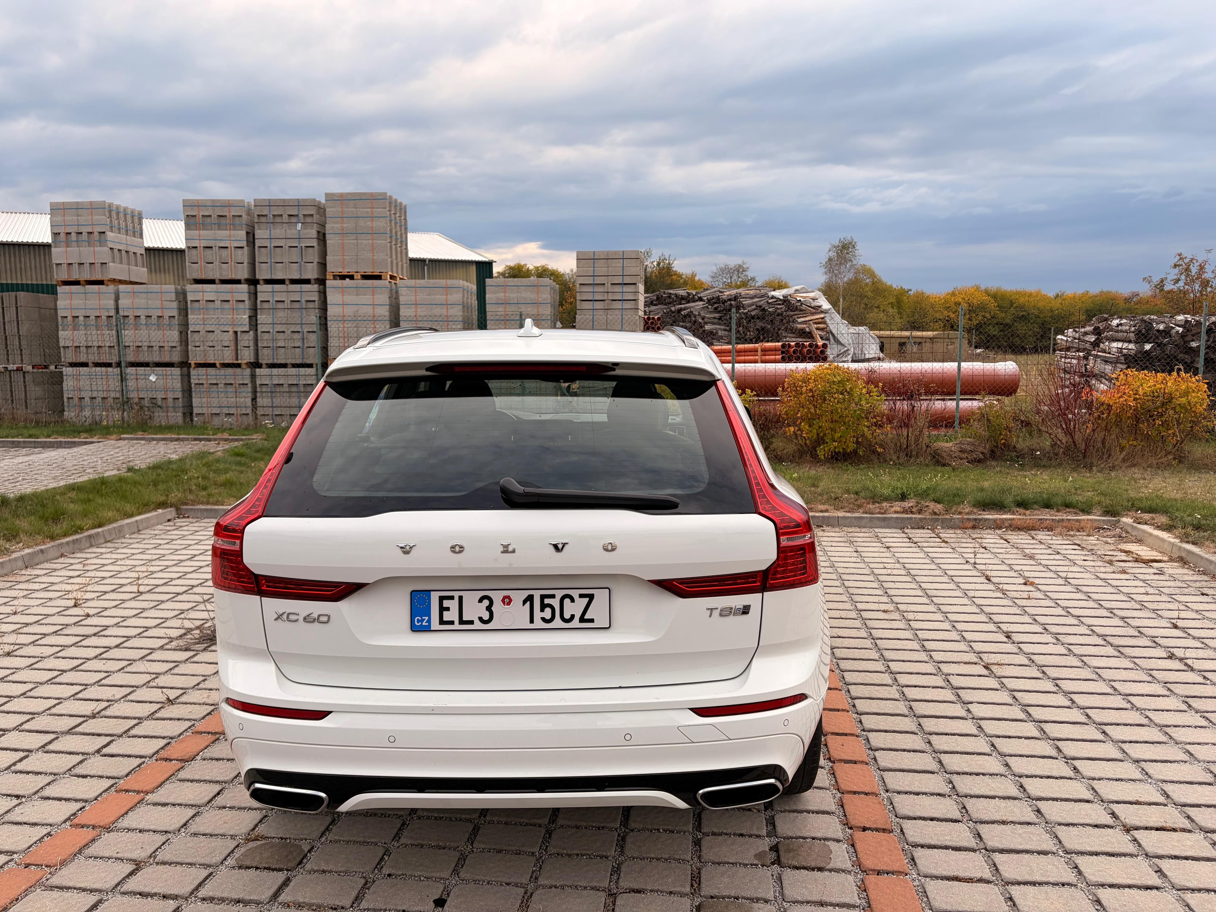 Volvo XC60, T8 R-Design plug-in (2020) - fotka 5