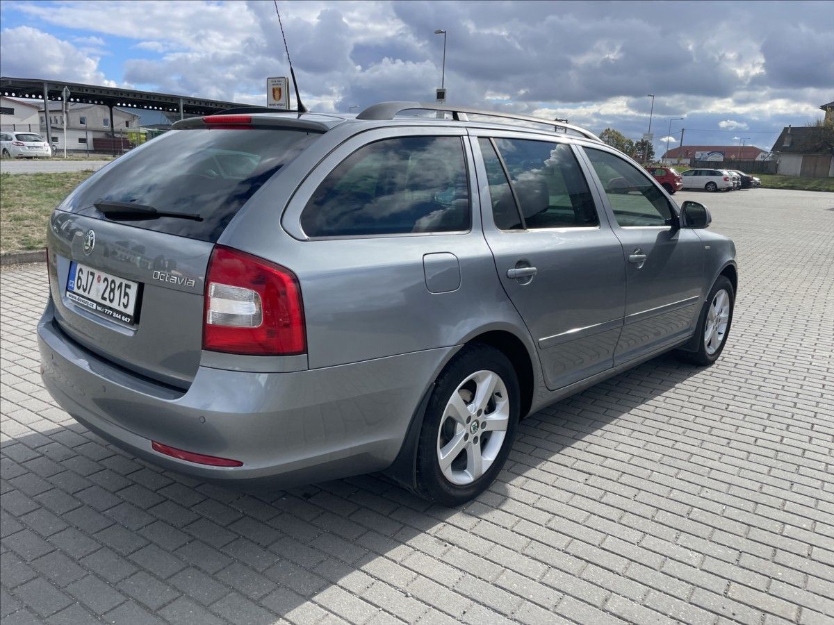 Škoda Octavia, 1,2 TSi 77kw Ambiente výborný - fotka 4