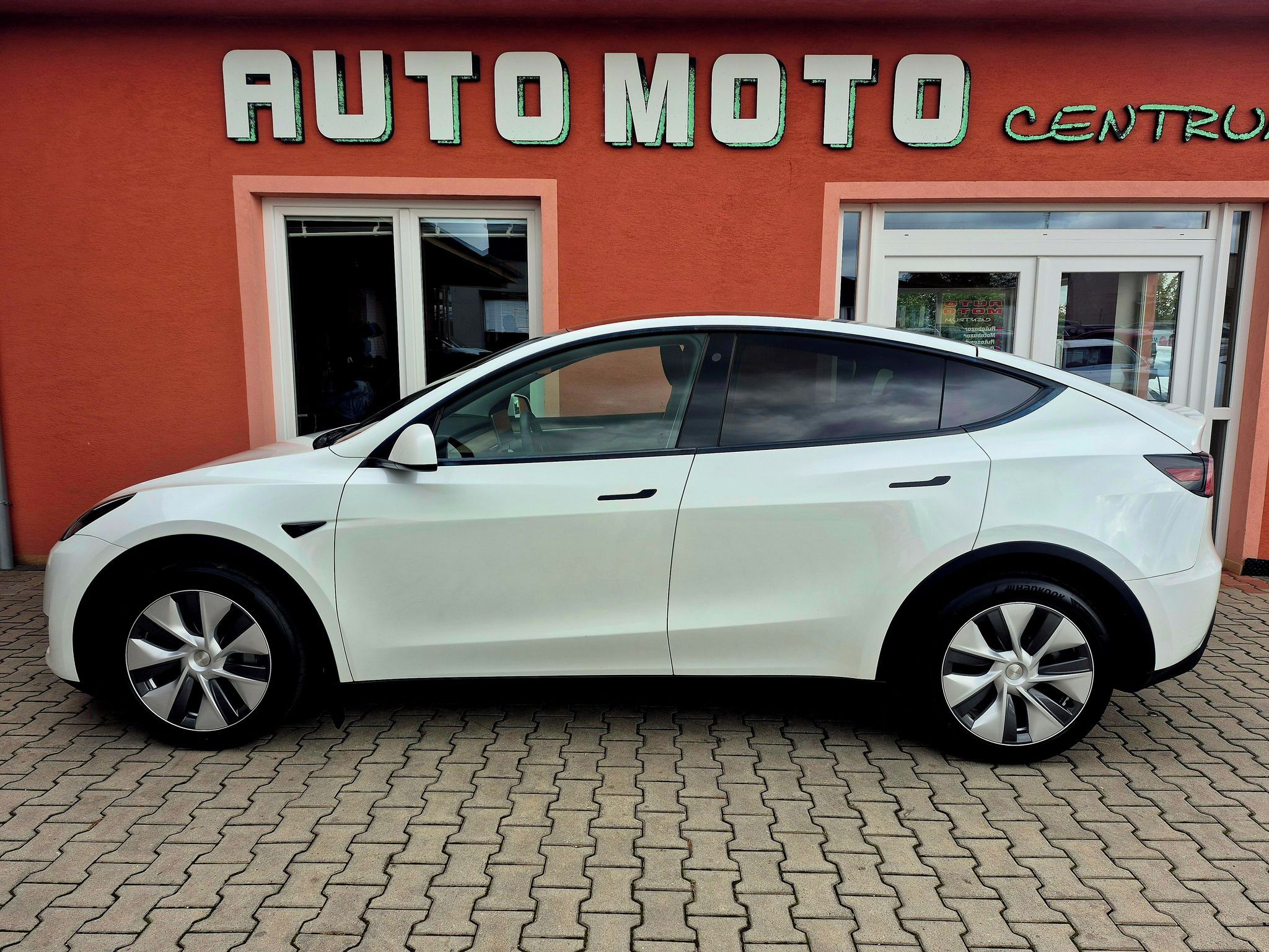 Tesla Model Y, Long Range Dual Motor 378 KW - fotka 2
