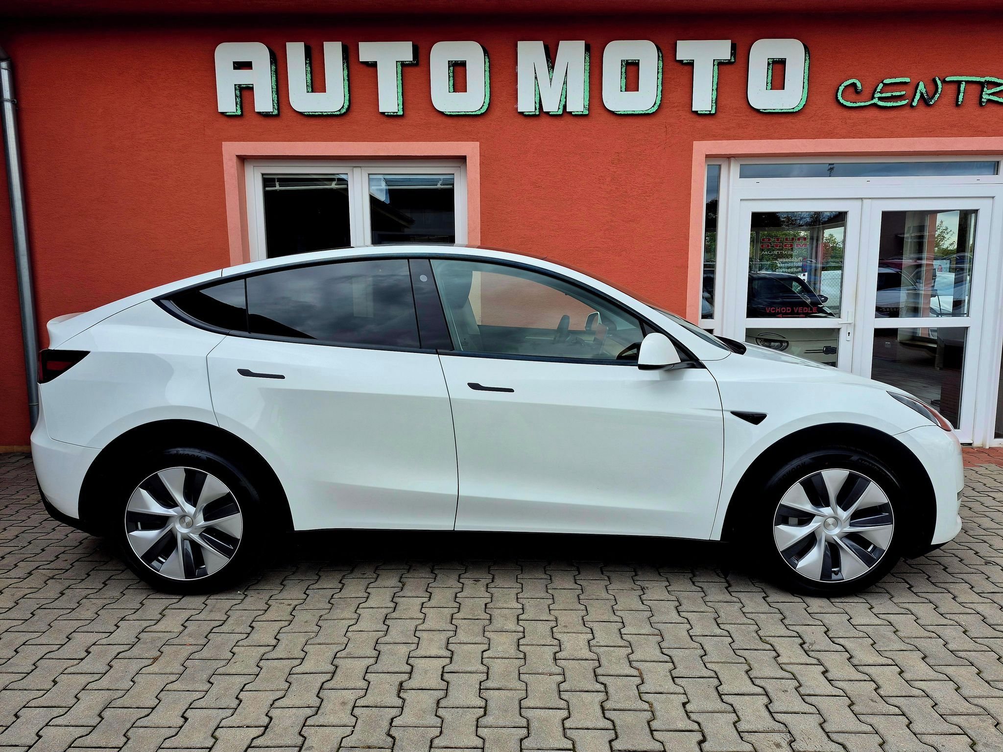 Tesla Model Y, Long Range Dual Motor 378 KW - fotka 5