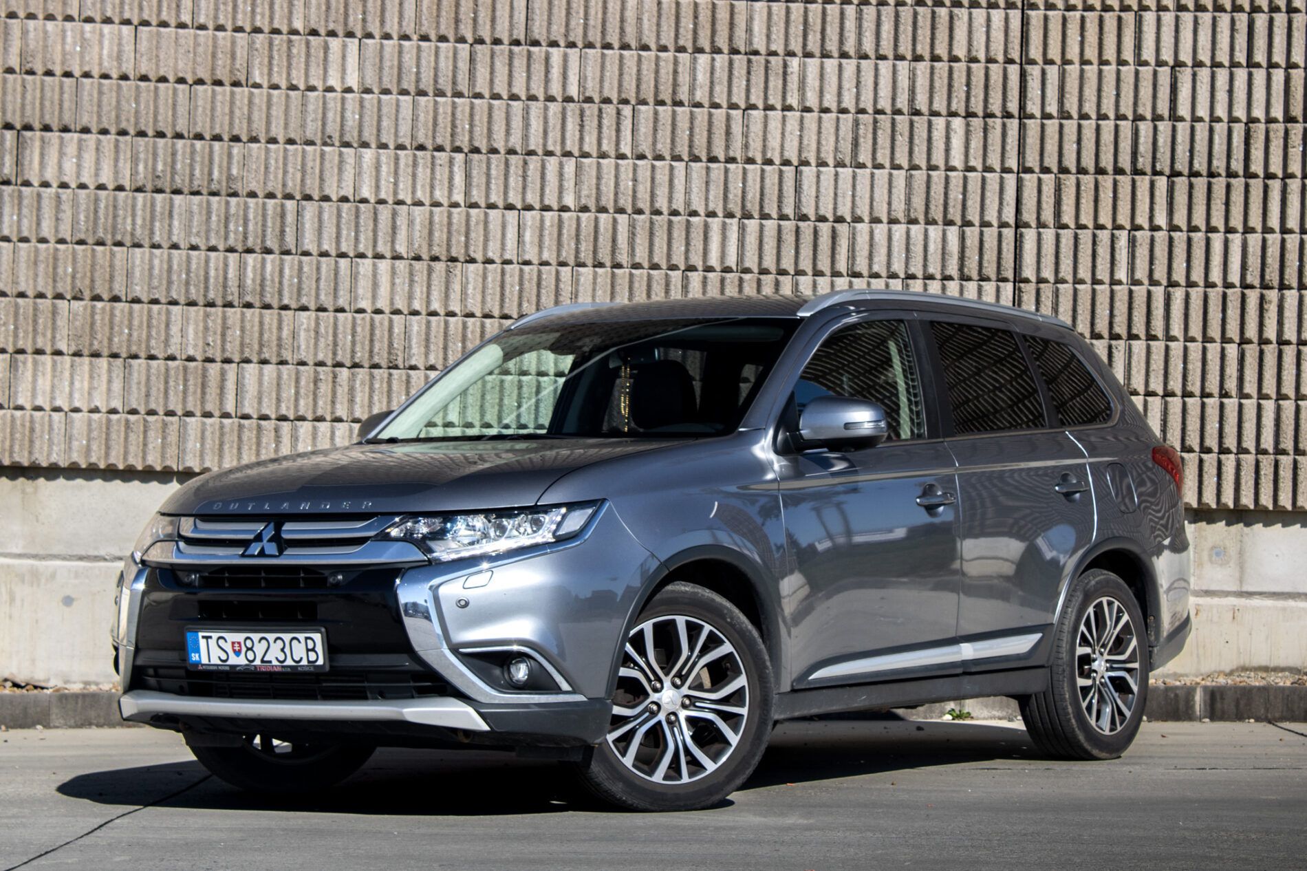 Mitsubishi Outlander - Image 1