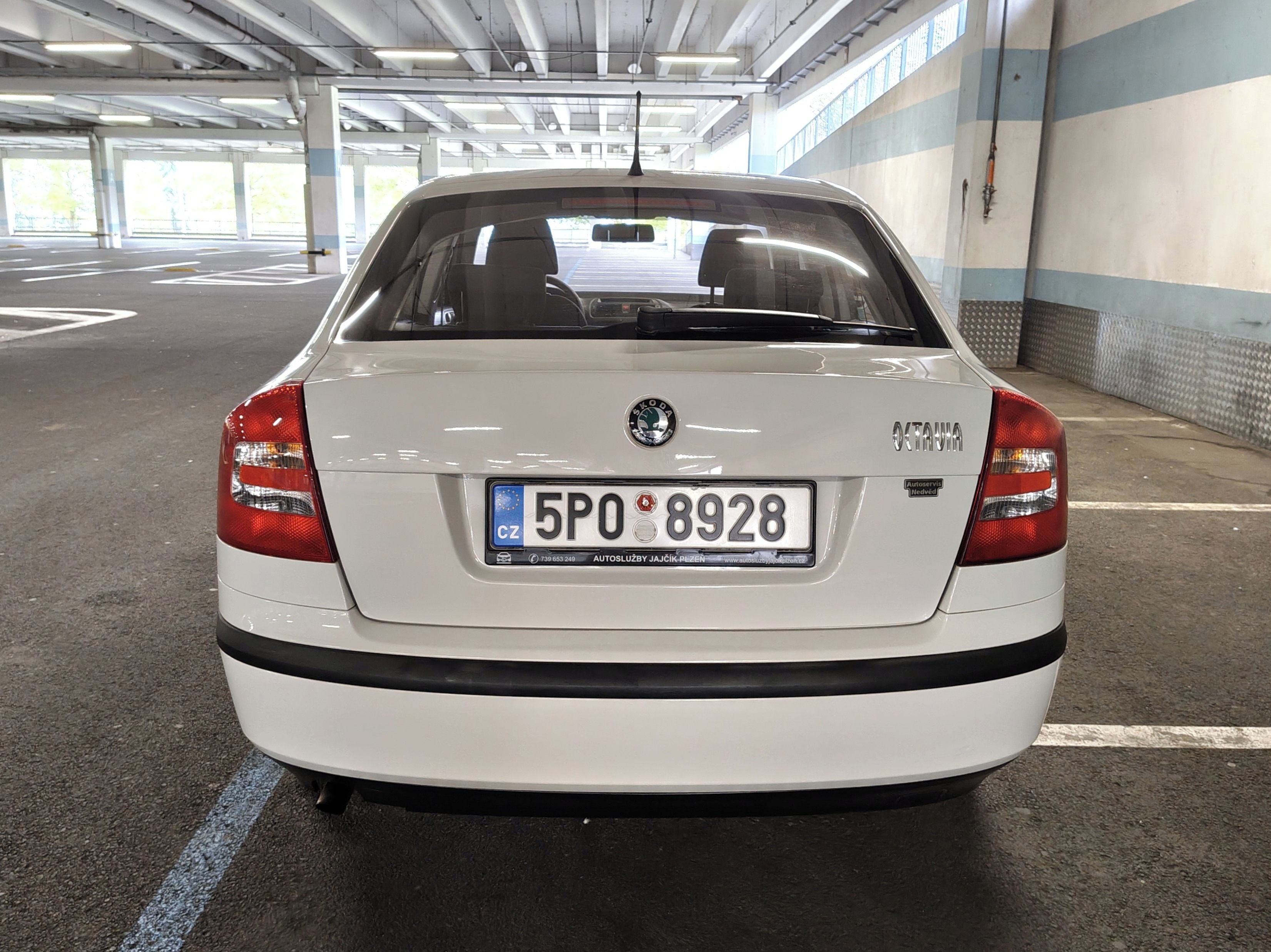 Škoda Octavia, 1,6i 75kw, exkluzivní stav - fotka 6