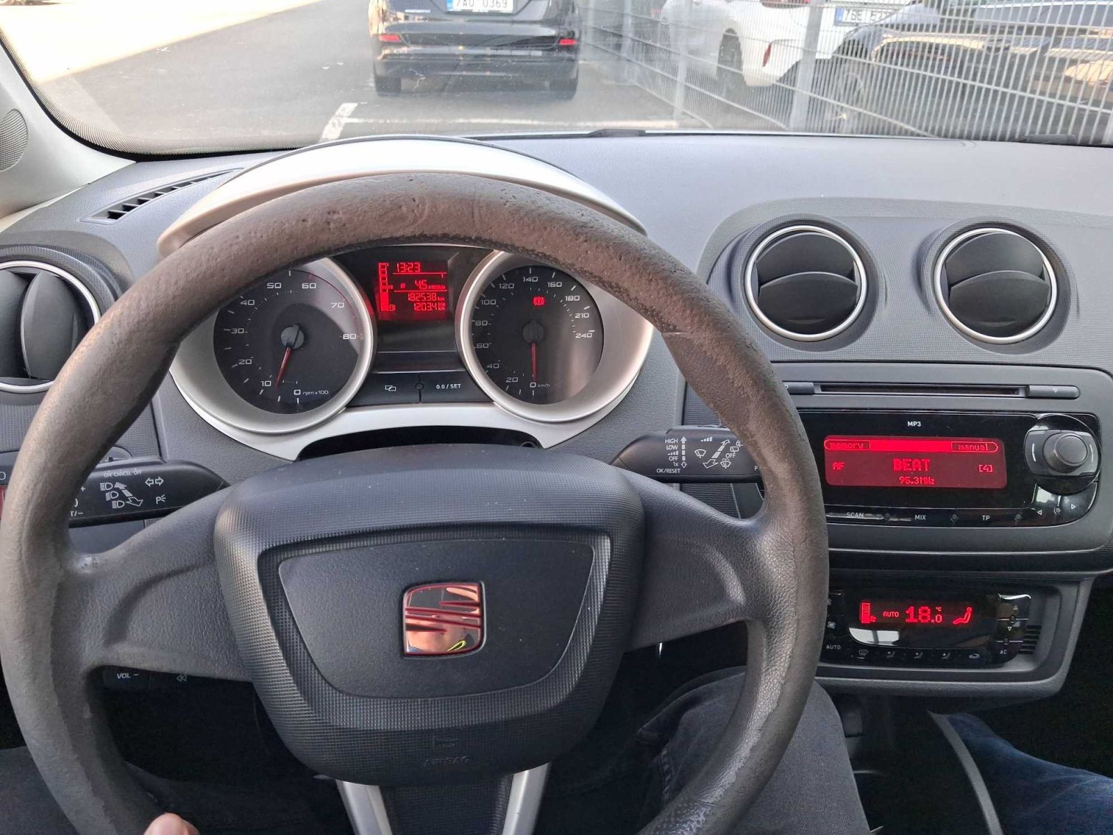 Seat Ibiza, 1.4 16V, rezervace - fotka 3