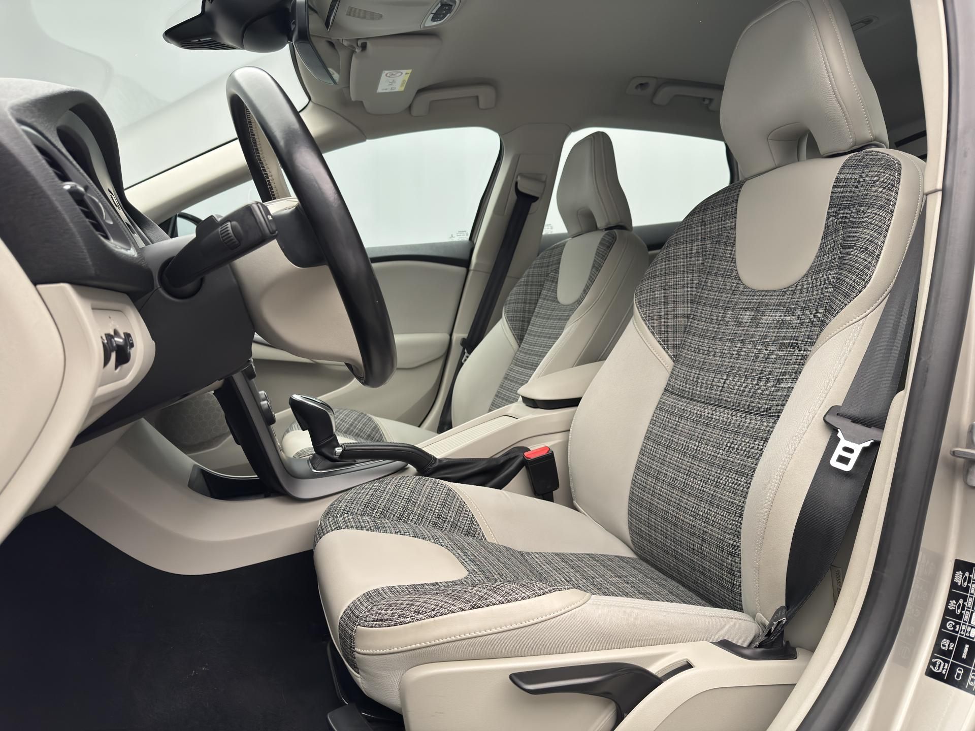 Volvo V40, CC T4 AWD MOMENTUM CZ - fotka 4