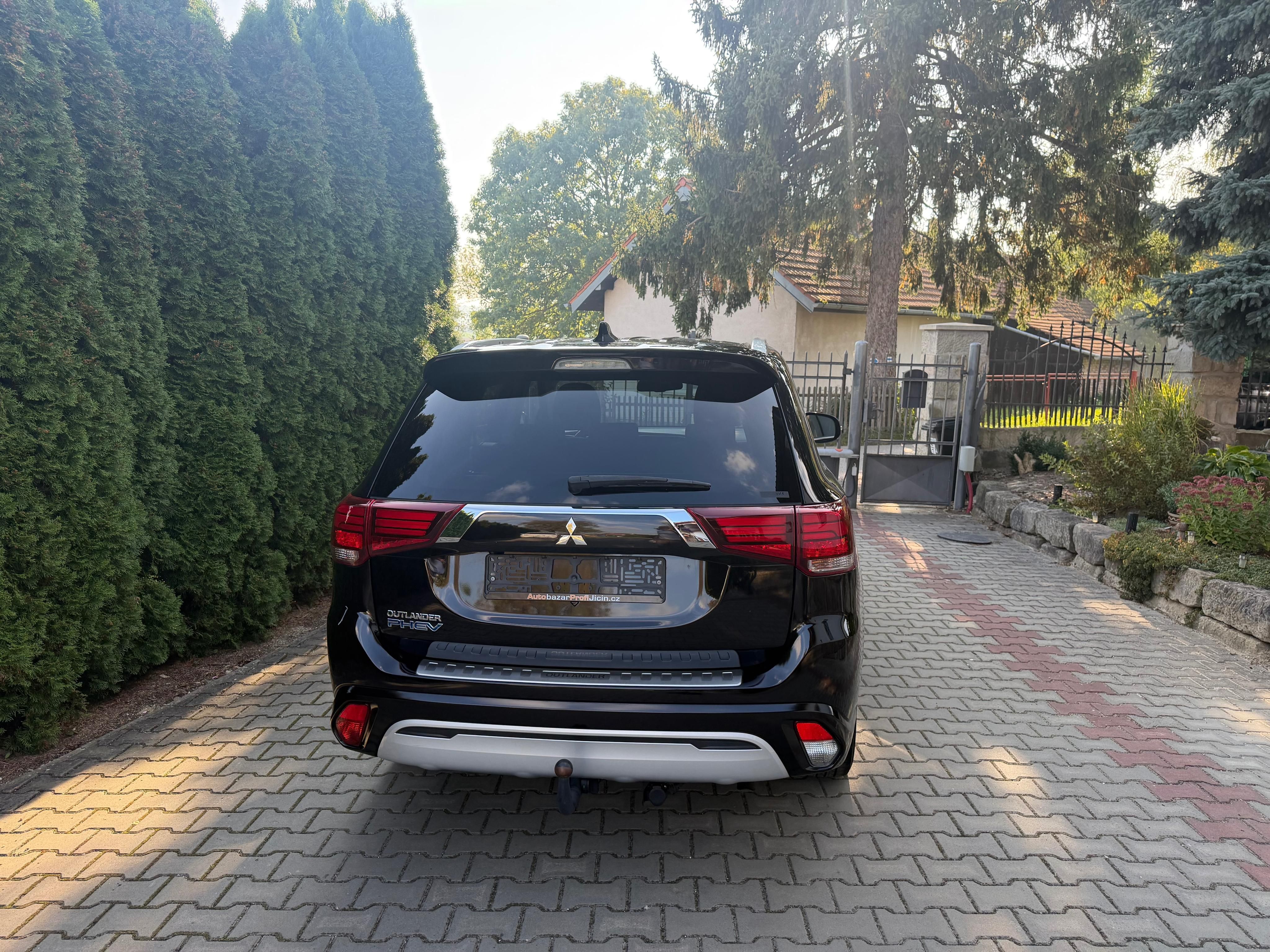 Mitsubishi Outlander, 2,4 PHEV Top stav 4WD serviska - fotka 5