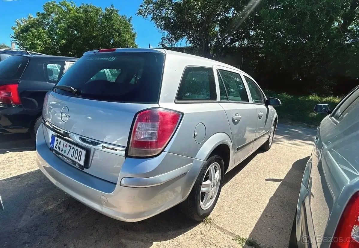 Opel Astra, 1.6,85 kW,2011,139 000km - fotka 4