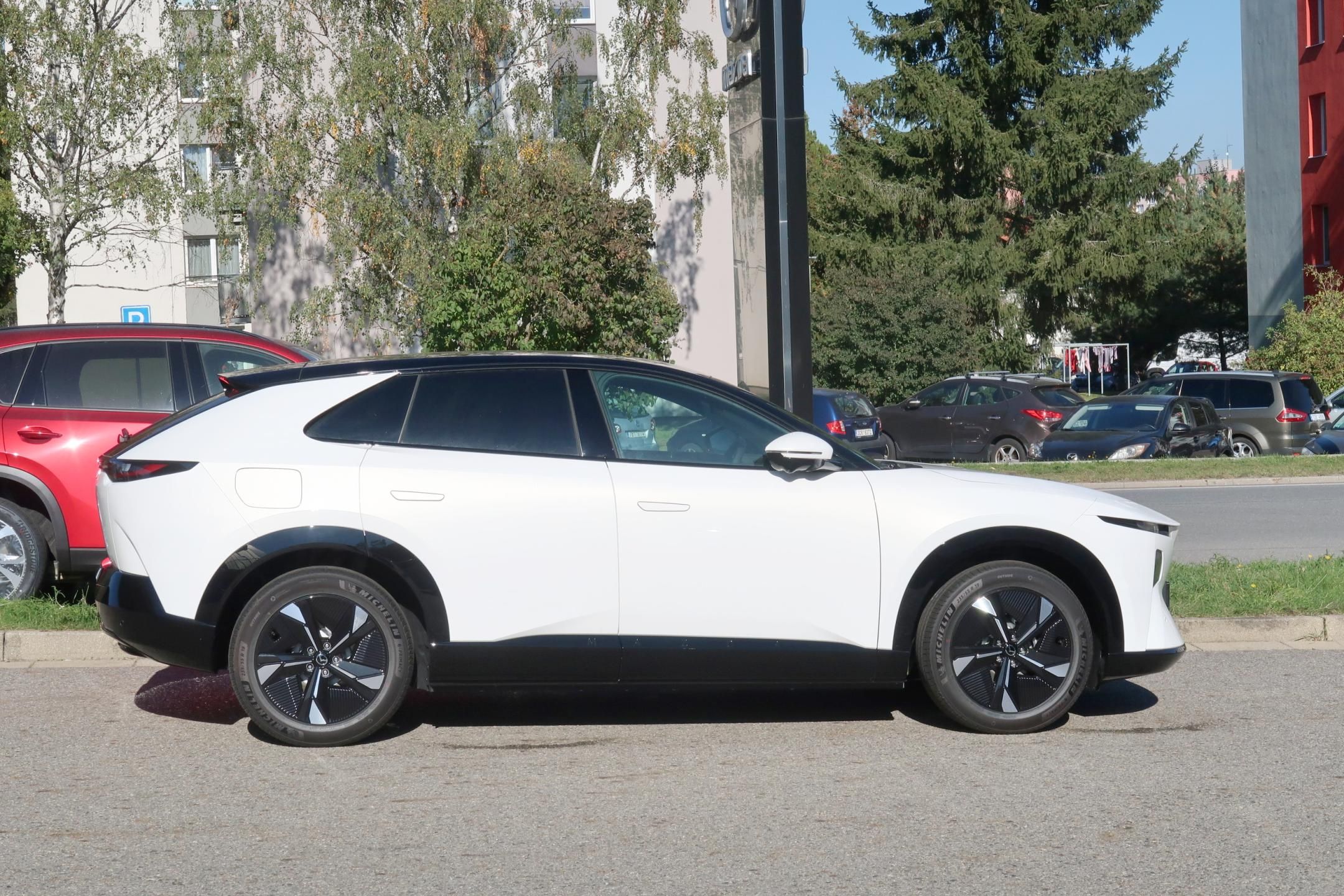 Mazda CX-6e, EV 258ps Takumi, černá kůže - fotka 4