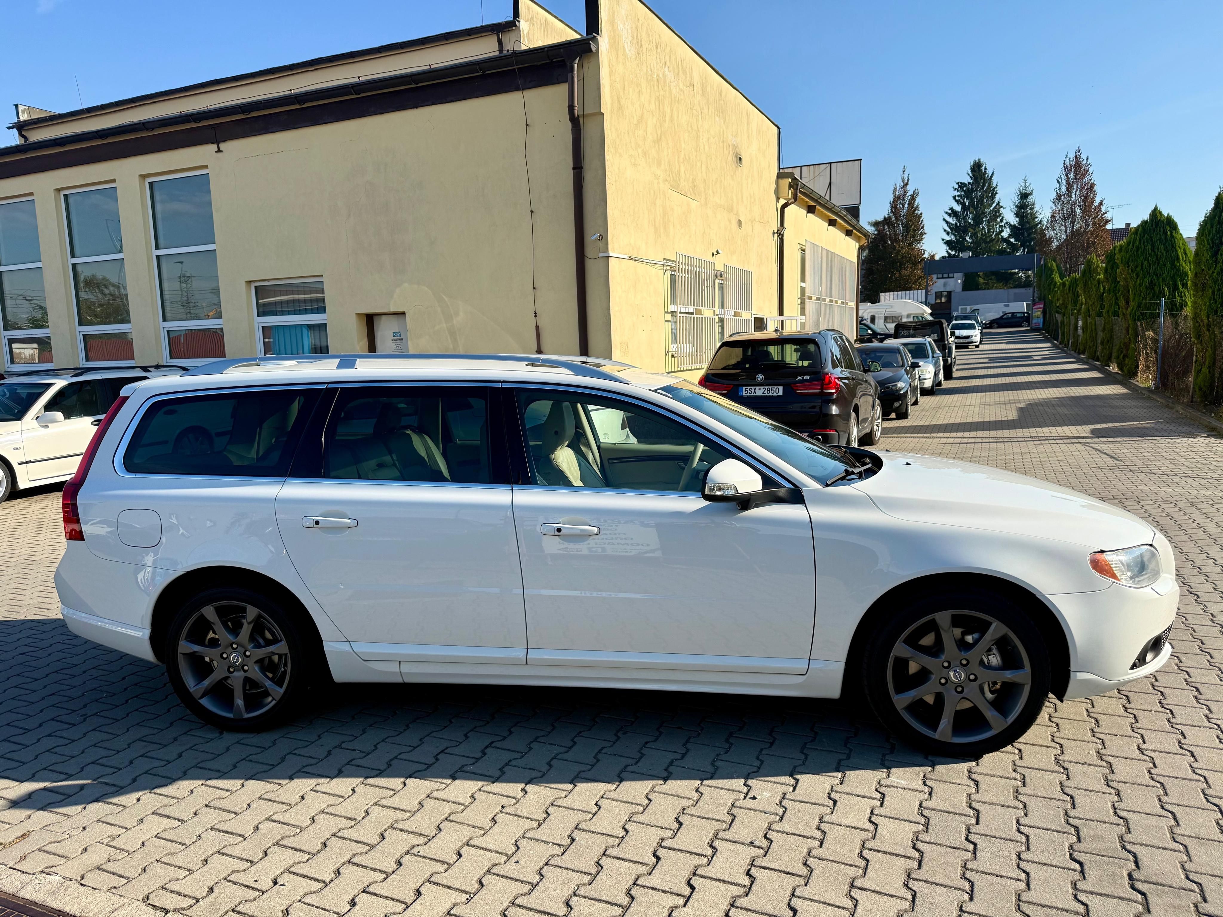 Volvo V70, 2.4 D5, 4x4, DVD, po servise - fotka 4